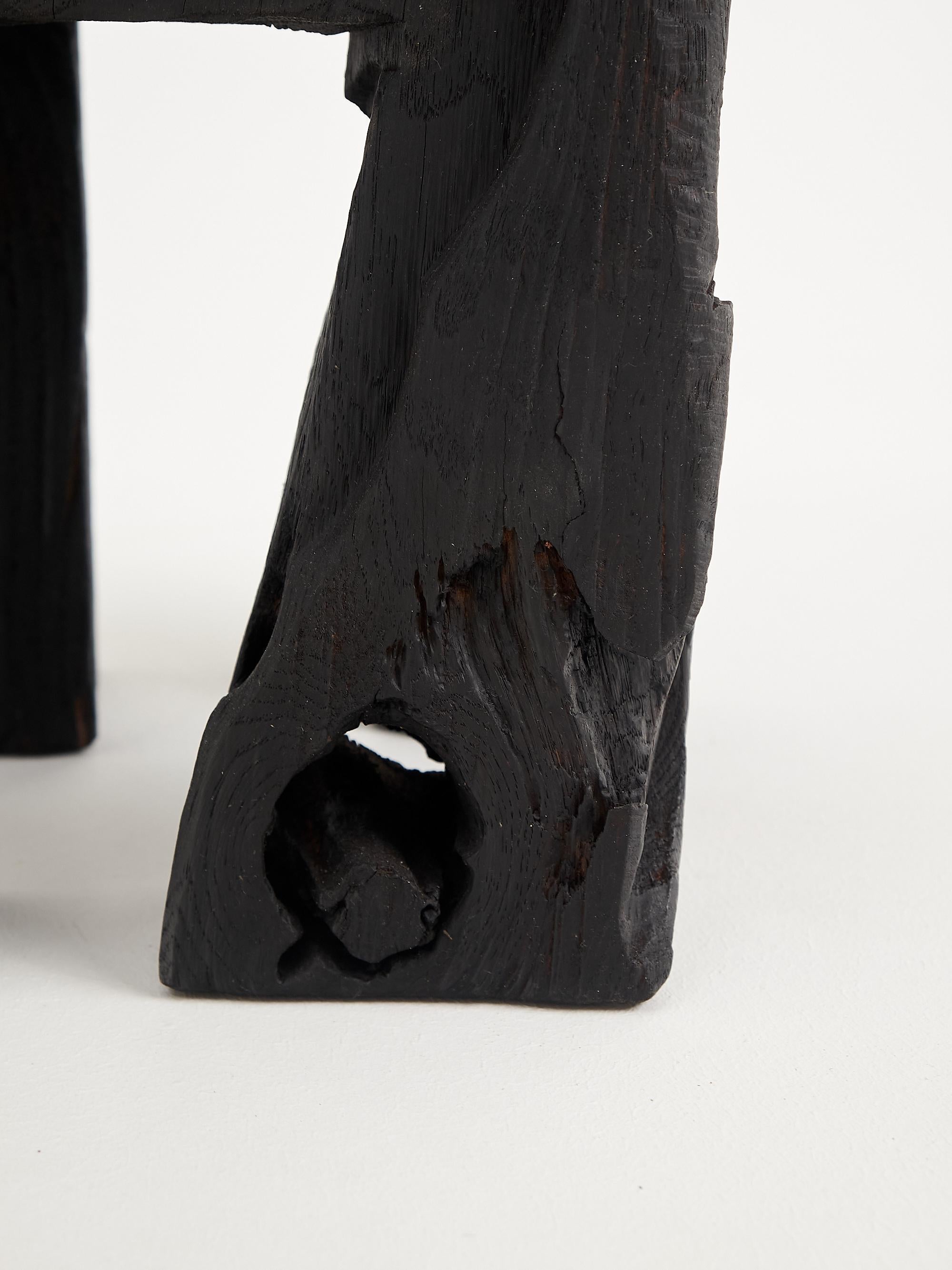 Mesa Auxiliar Escultórica Rústica, Taburete, Madera de Roble Negro Quemado, Única, Muebles de Madera Tallado en venta