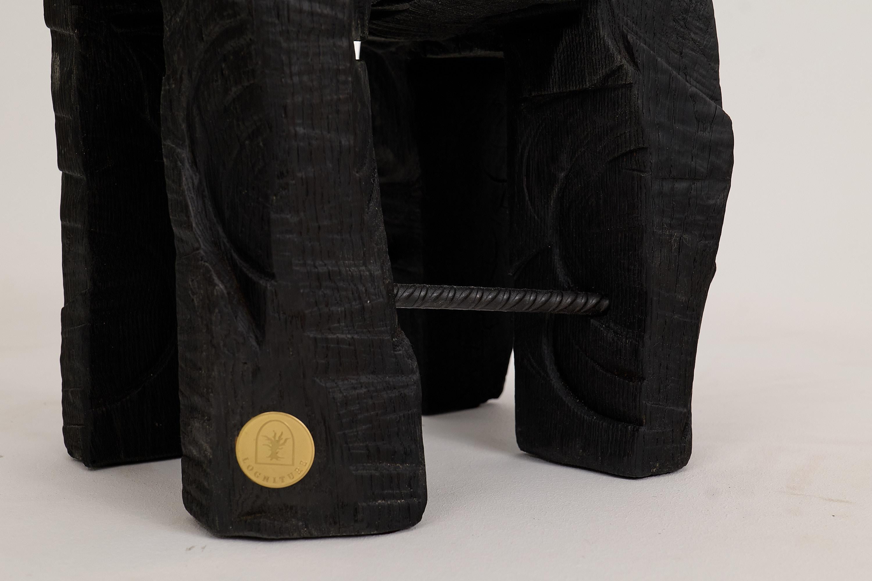 Sculpté Table d'appoint rustique sculpturale, tabouret, bois de Oak Oak noir brûlé, unique, Logniture en vente