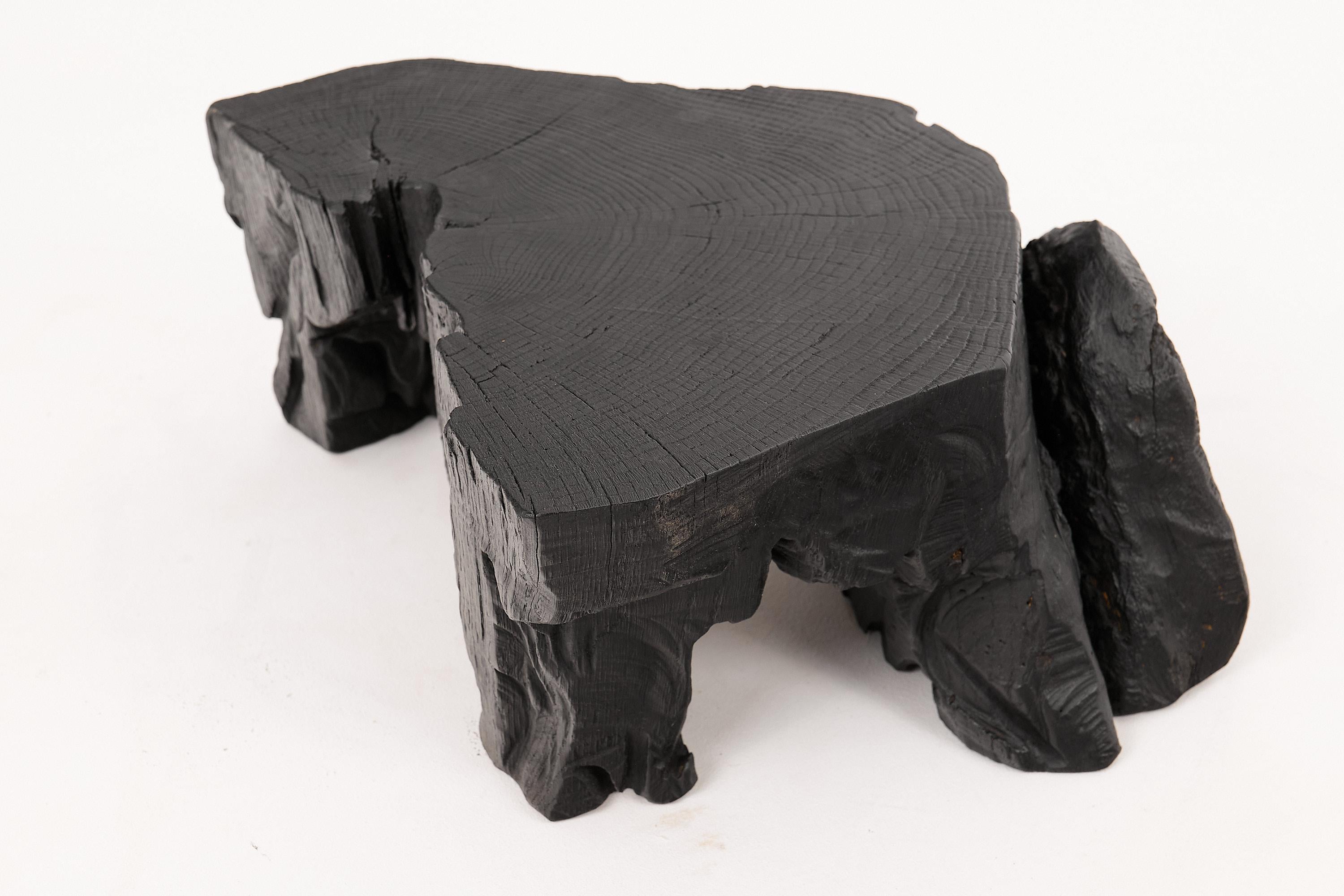 Mesa Auxiliar Escultórica Rústica, Taburete, Madera de Roble Negro Quemado, Única, Muebles de Madera Tallado en venta