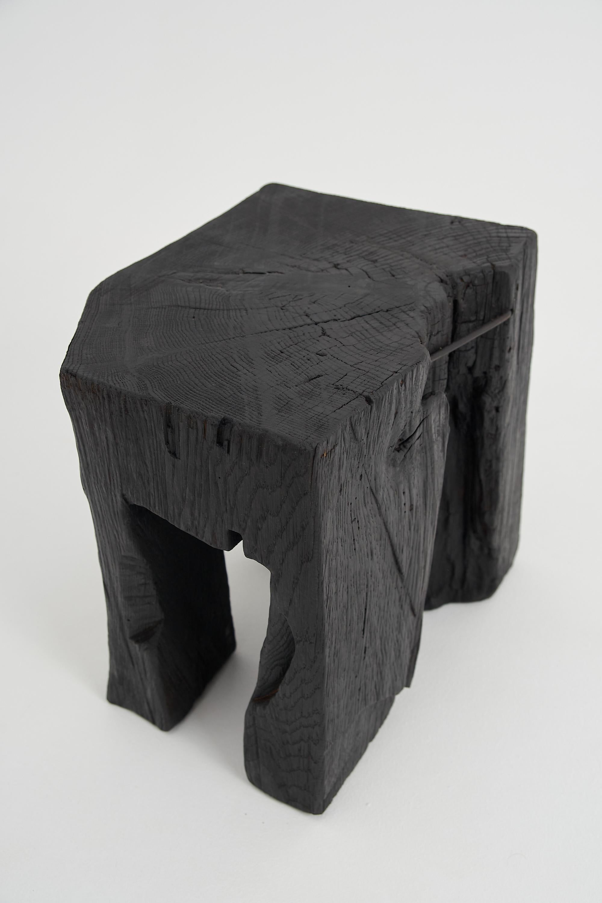 Mesa Auxiliar Escultórica Rústica, Taburete, Madera de Roble Negro Quemado, Única, Muebles de Madera en Nuevo estado para la venta en Stara Gradiška, HR