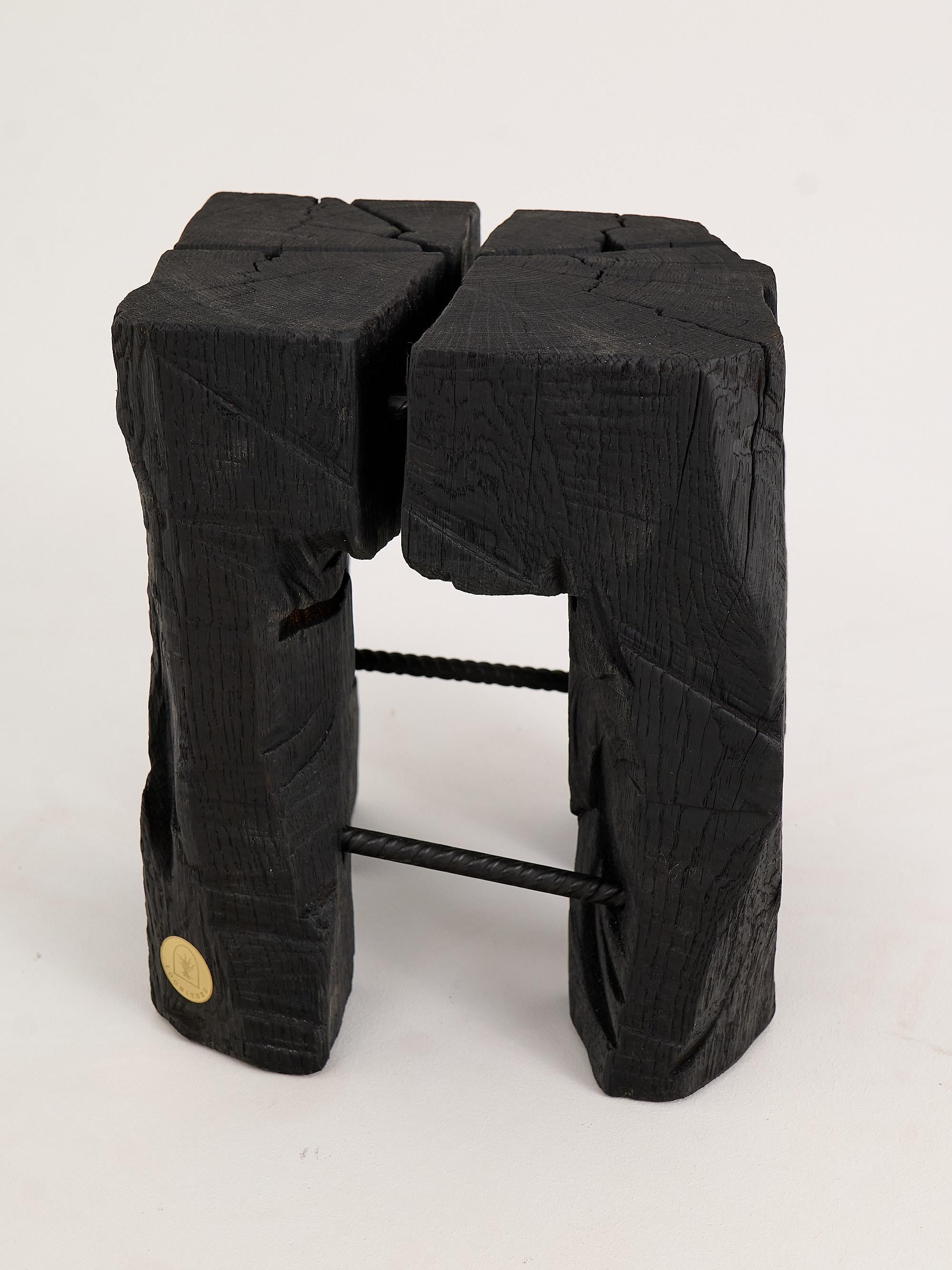 Table d'appoint rustique sculpturale, tabouret, bois de Oak Oak noir brûlé, unique, Logniture Neuf - En vente à Stara Gradiška, HR