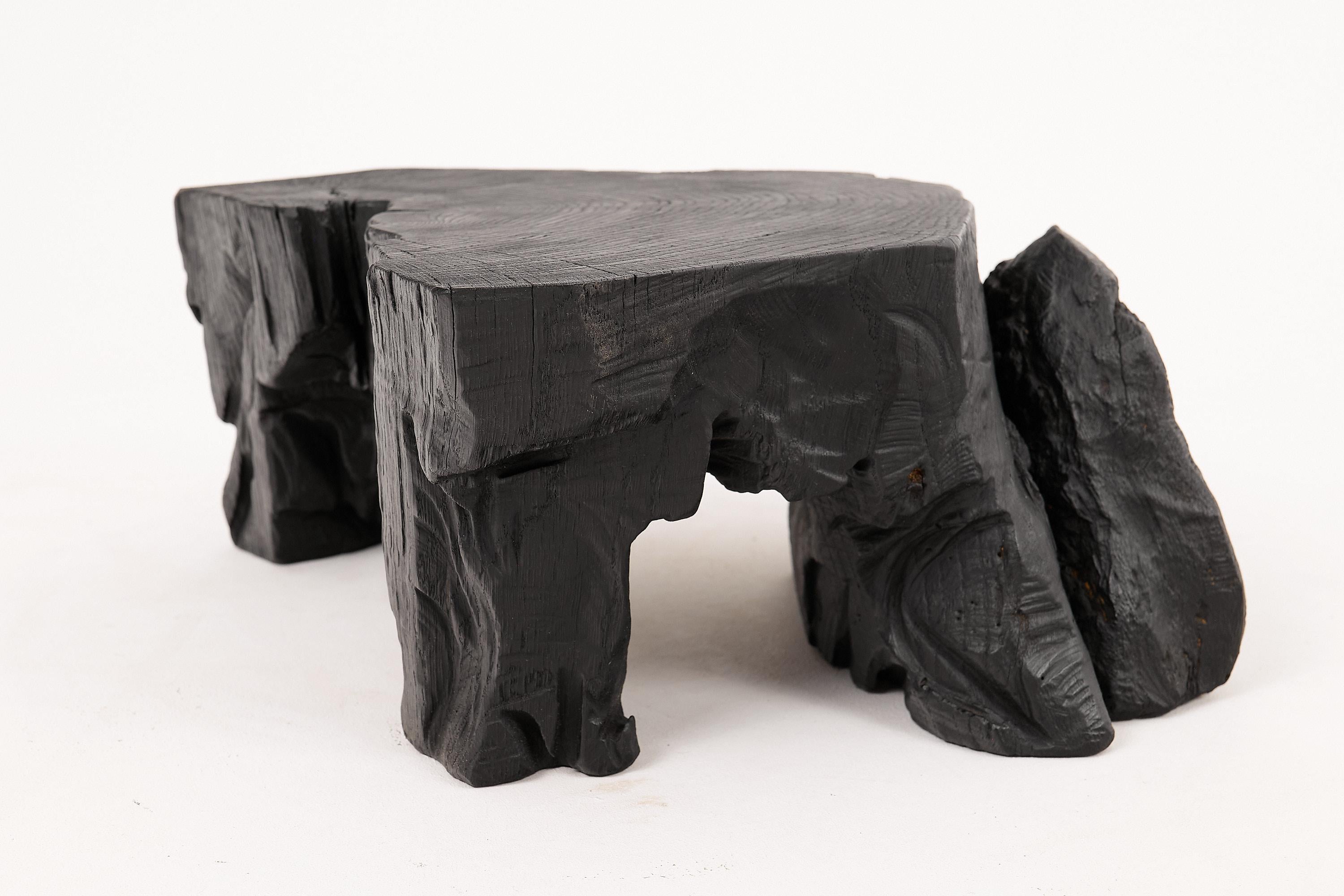 Mesa Auxiliar Escultórica Rústica, Taburete, Madera de Roble Negro Quemado, Única, Muebles de Madera en Nuevo estado para la venta en Stara Gradiška, HR