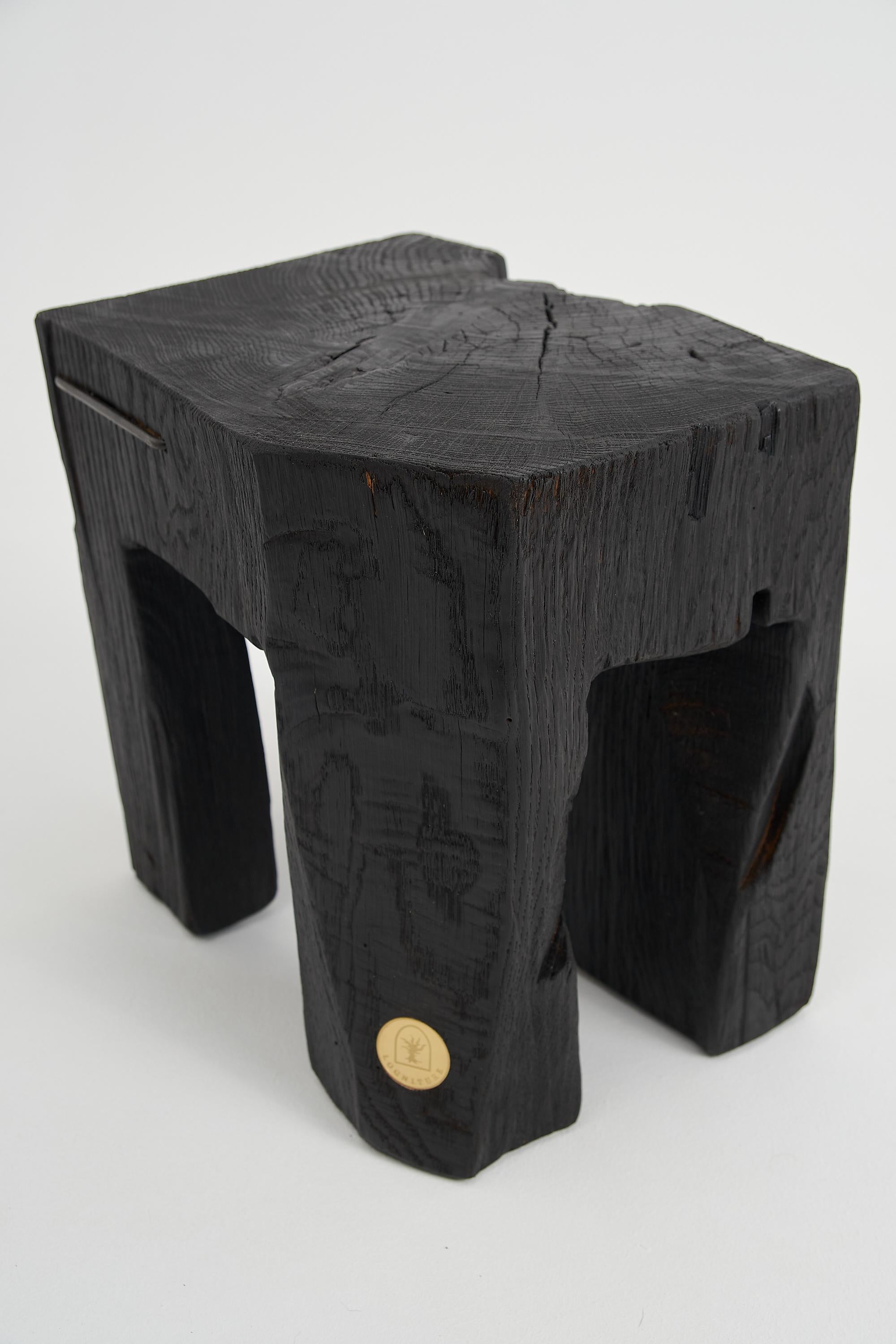 Mesa Auxiliar Escultórica Rústica, Taburete, Madera de Roble Negro Quemado, Única, Muebles de Madera Siglo XXI y contemporáneo en venta