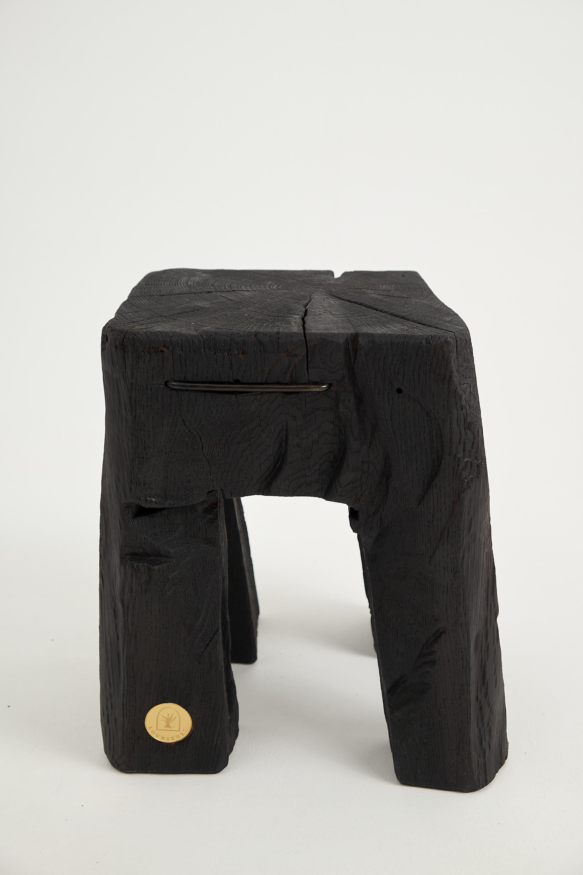 Mesa Auxiliar Escultórica Rústica, Taburete, Madera de Roble Negro Quemado, Única, Muebles de Madera Siglo XXI y contemporáneo en venta