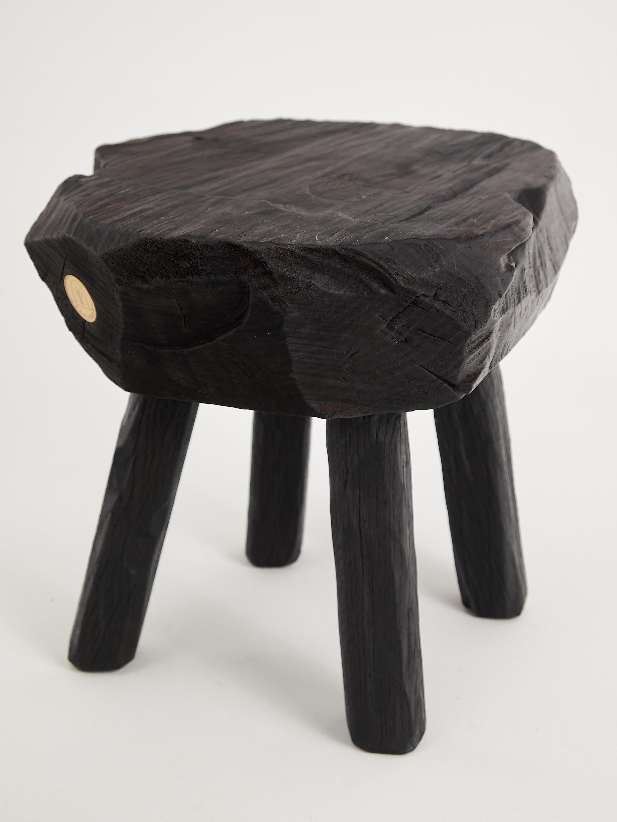 XXIe siècle et contemporain Table d'appoint rustique sculpturale, tabouret, bois noir brûlé, unique, Logniture en vente