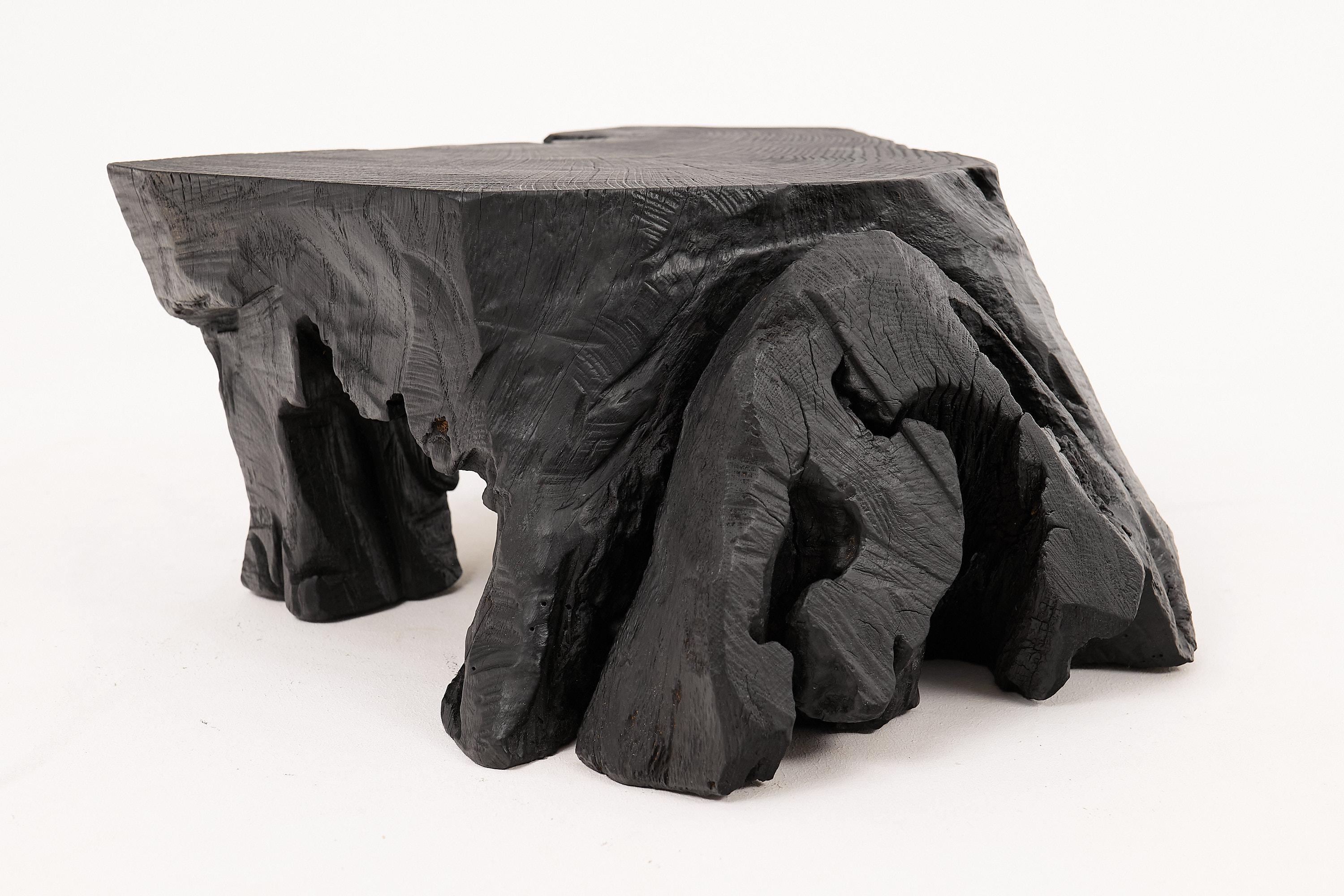 Mesa Auxiliar Escultórica Rústica, Taburete, Madera de Roble Negro Quemado, Única, Muebles de Madera Siglo XXI y contemporáneo en venta