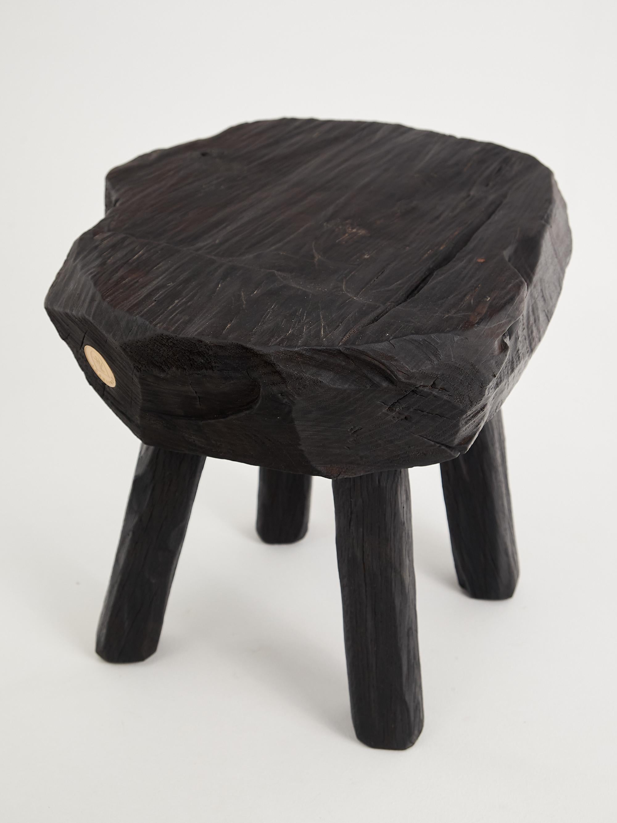 Bois Table d'appoint rustique sculpturale, tabouret, bois noir brûlé, unique, Logniture en vente
