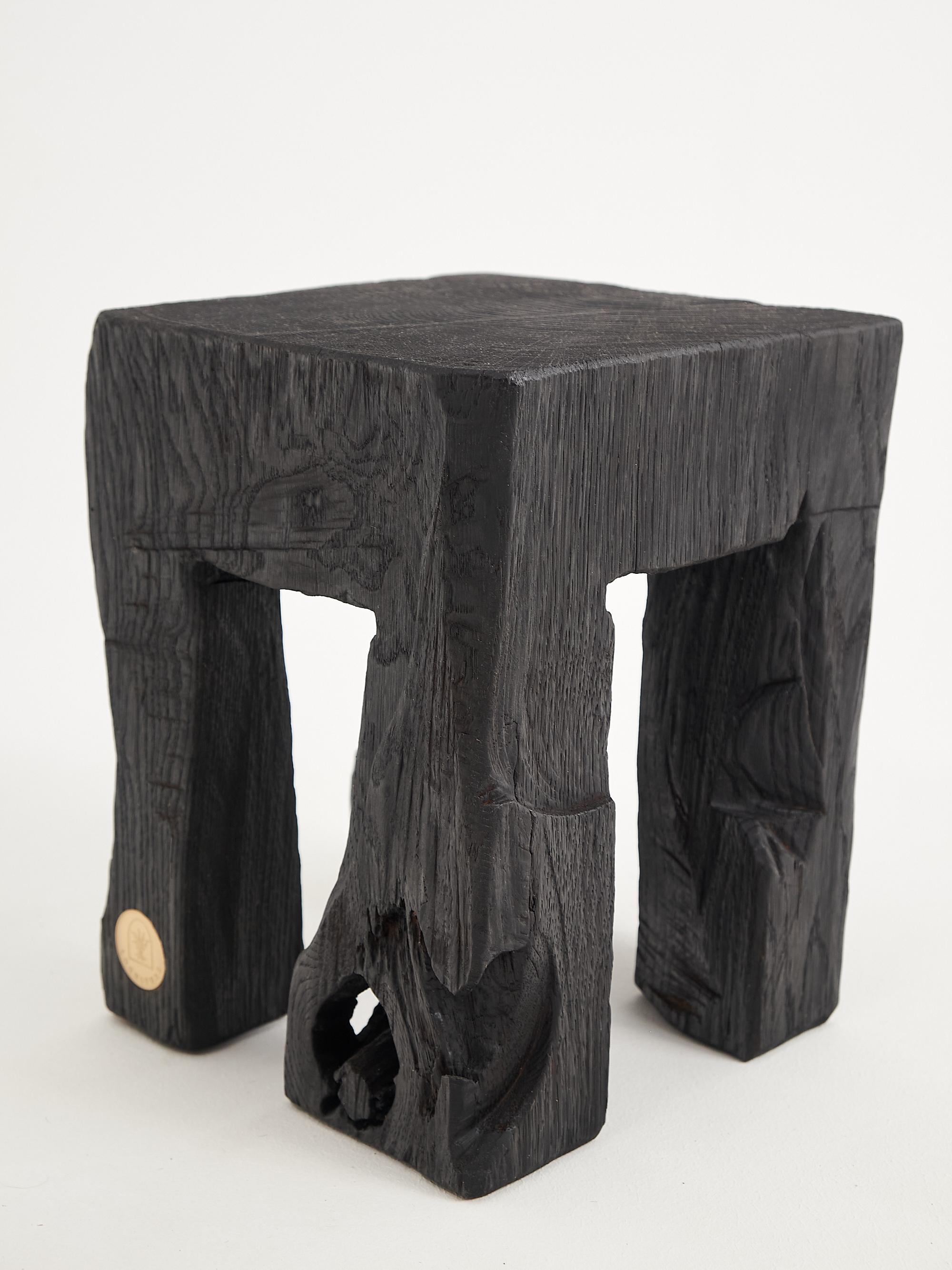 Mesa Auxiliar Escultórica Rústica, Taburete, Madera de Roble Negro Quemado, Única, Muebles de Madera en venta 1