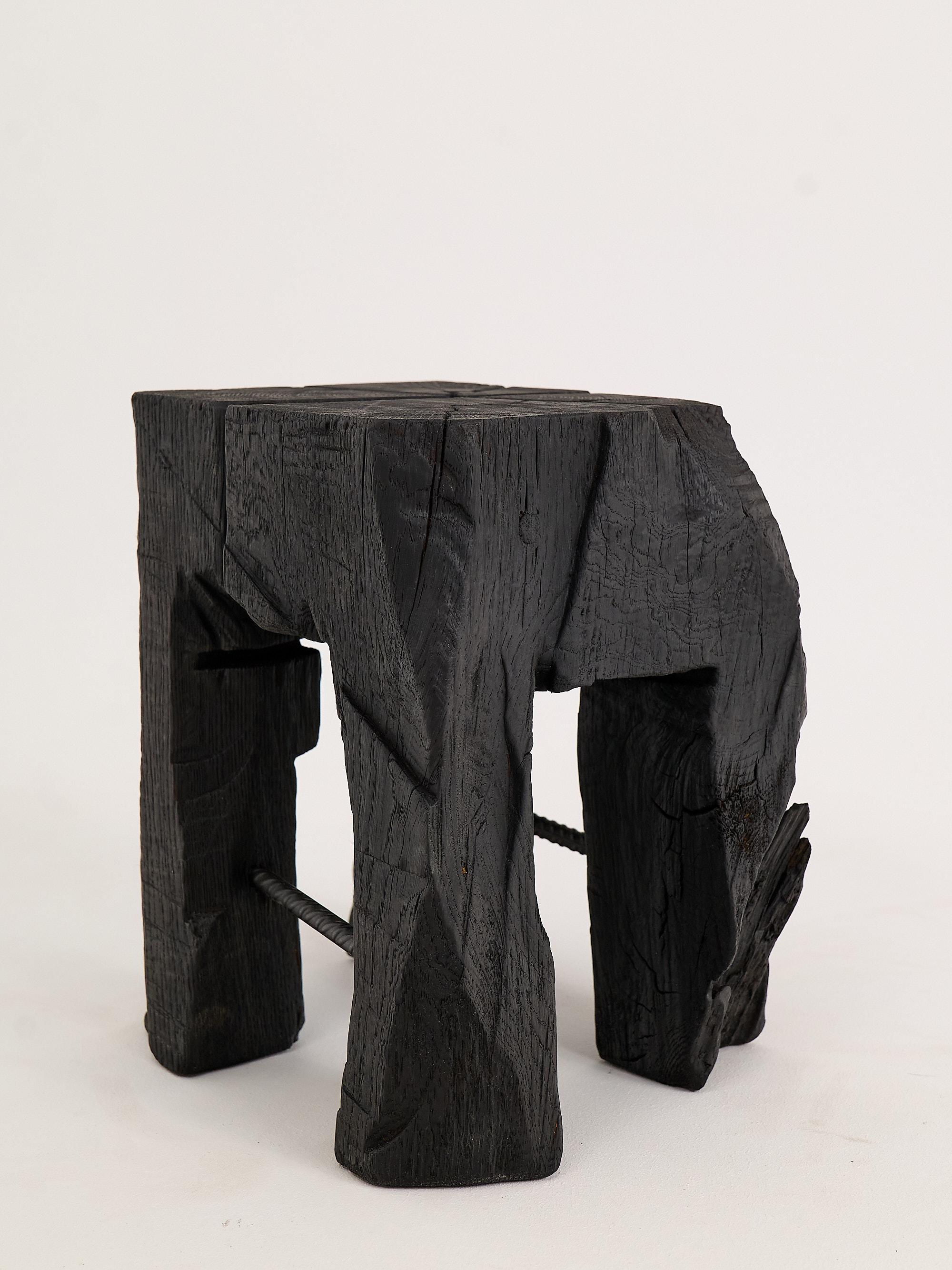 Bois Table d'appoint rustique sculpturale, tabouret, bois de Oak Oak noir brûlé, unique, Logniture en vente