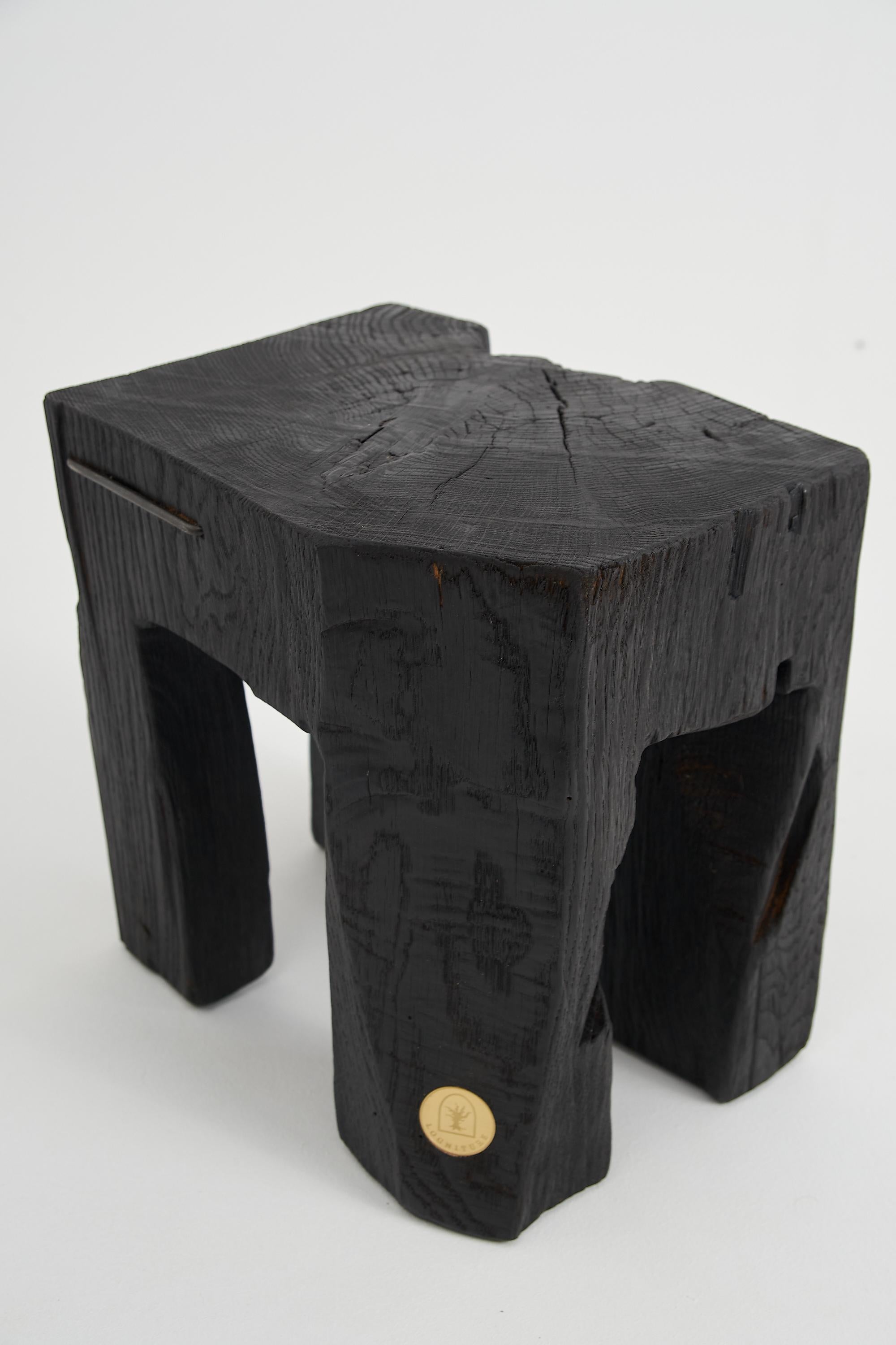 Mesa Auxiliar Escultórica Rústica, Taburete, Madera de Roble Negro Quemado, Única, Muebles de Madera en venta 2