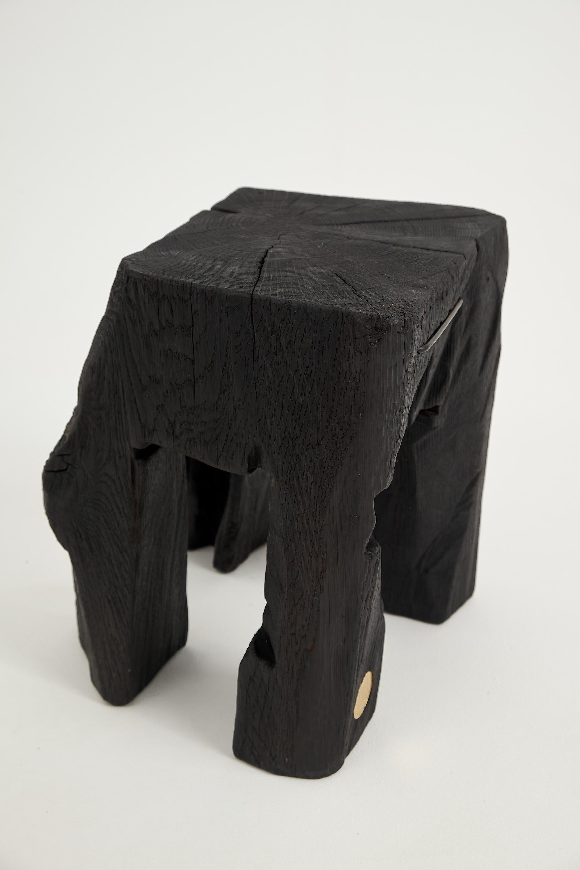 Mesa Auxiliar Escultórica Rústica, Taburete, Madera de Roble Negro Quemado, Única, Muebles de Madera en venta 2
