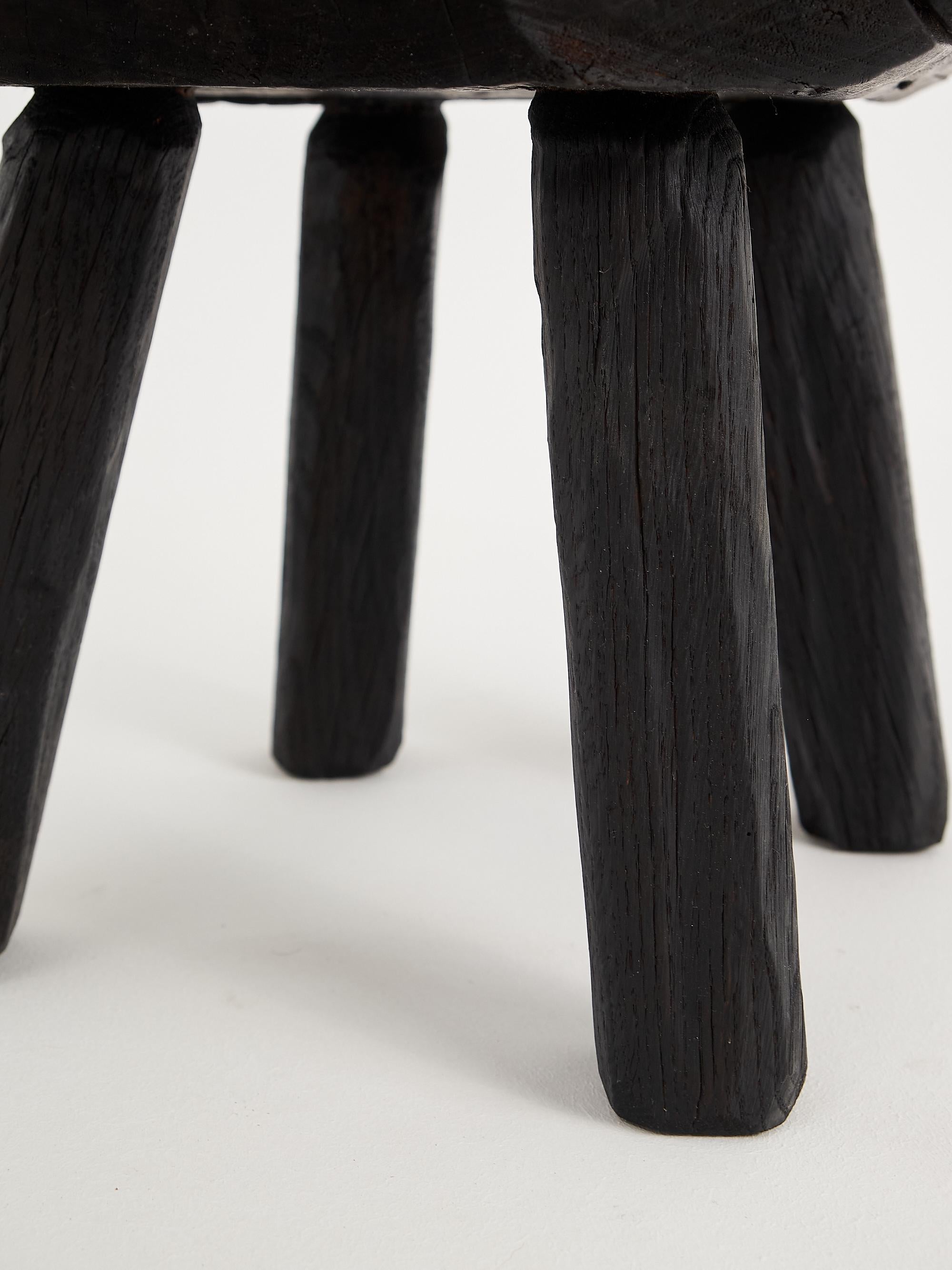 Table d'appoint rustique sculpturale, tabouret, bois noir brûlé, unique, Logniture en vente 1