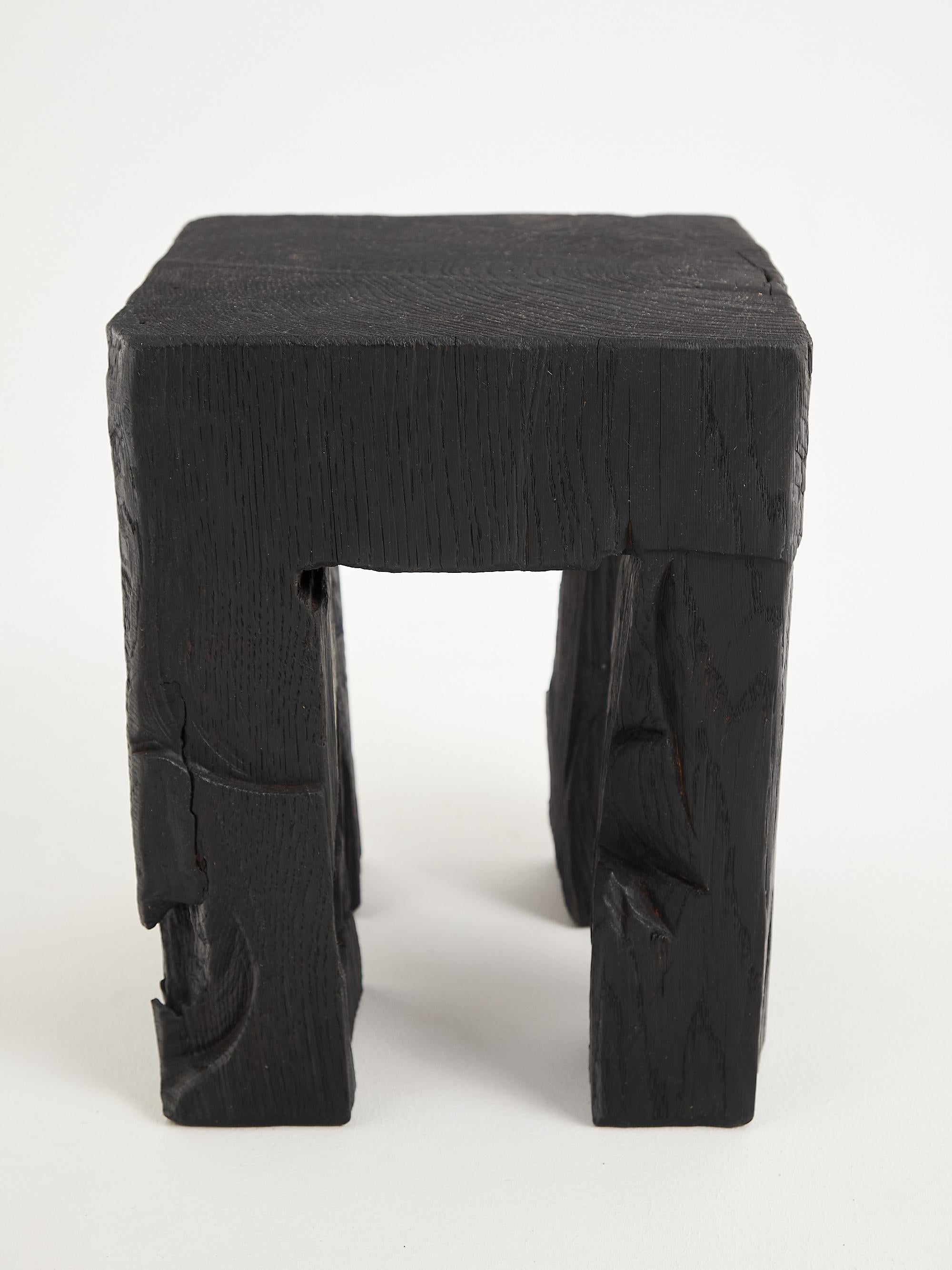Mesa Auxiliar Escultórica Rústica, Taburete, Madera de Roble Negro Quemado, Única, Muebles de Madera en venta 2