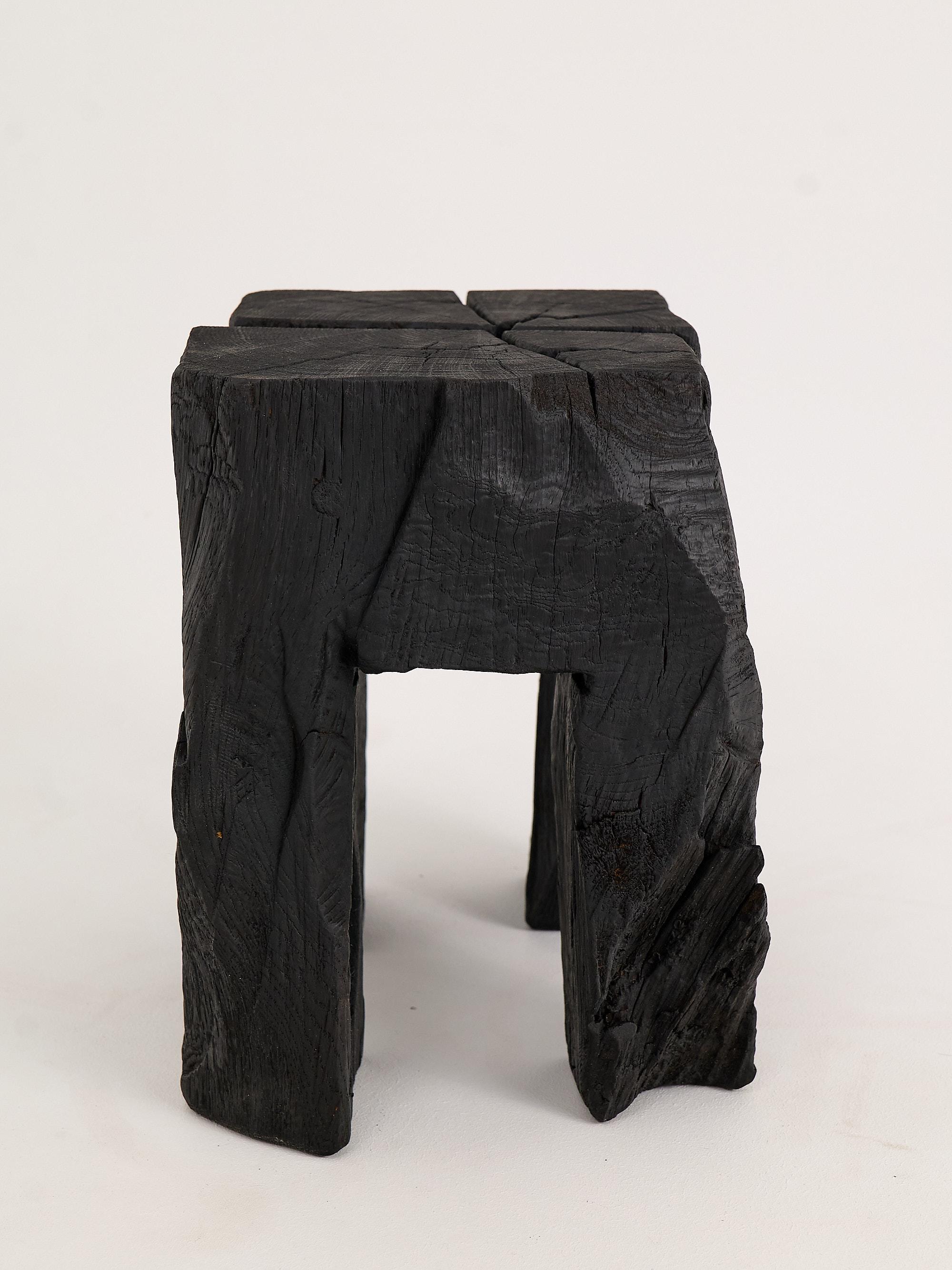 Table d'appoint rustique sculpturale, tabouret, bois de Oak Oak noir brûlé, unique, Logniture en vente 1