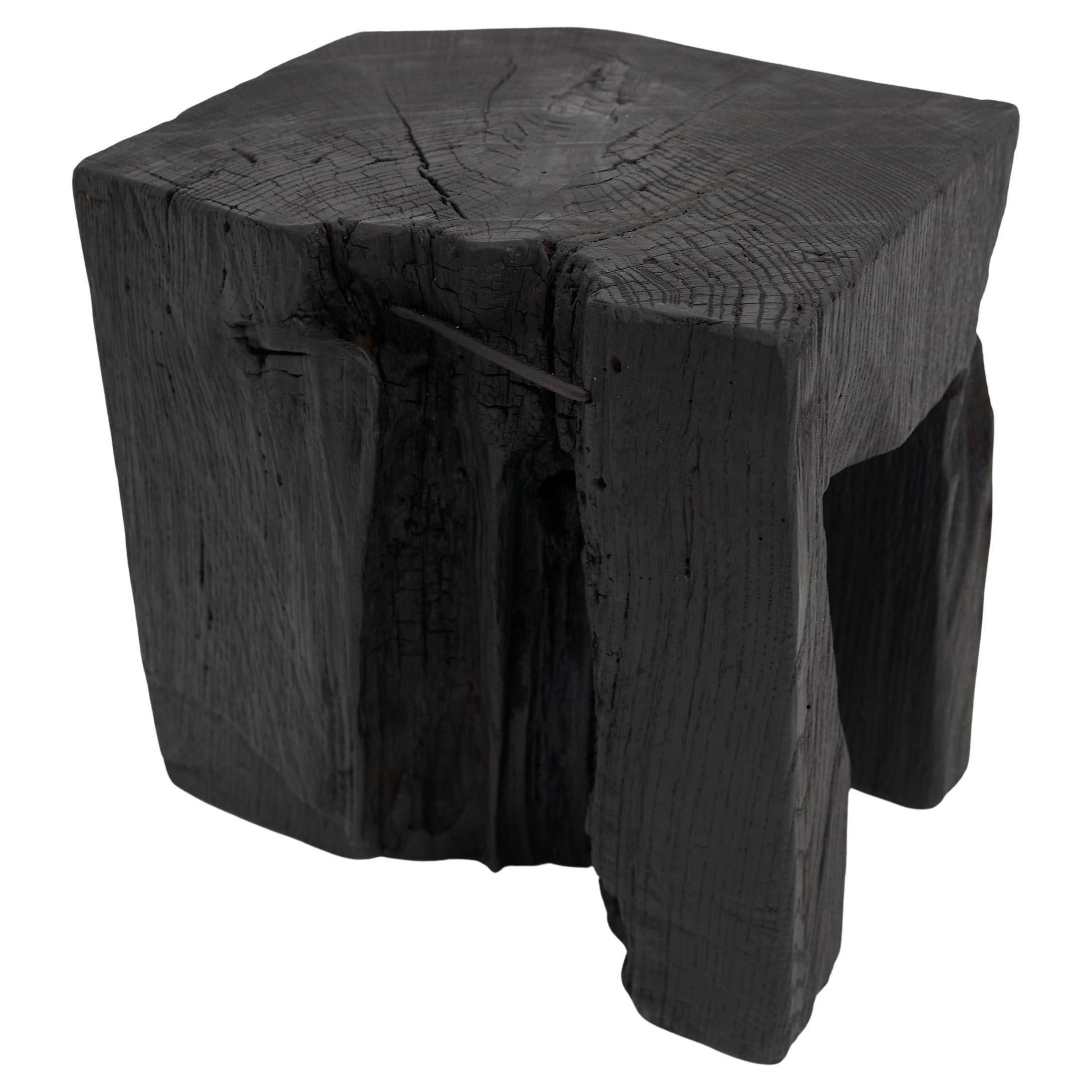 Mesa Auxiliar Escultórica Rústica, Taburete, Madera de Roble Negro Quemado, Única, Muebles de Madera