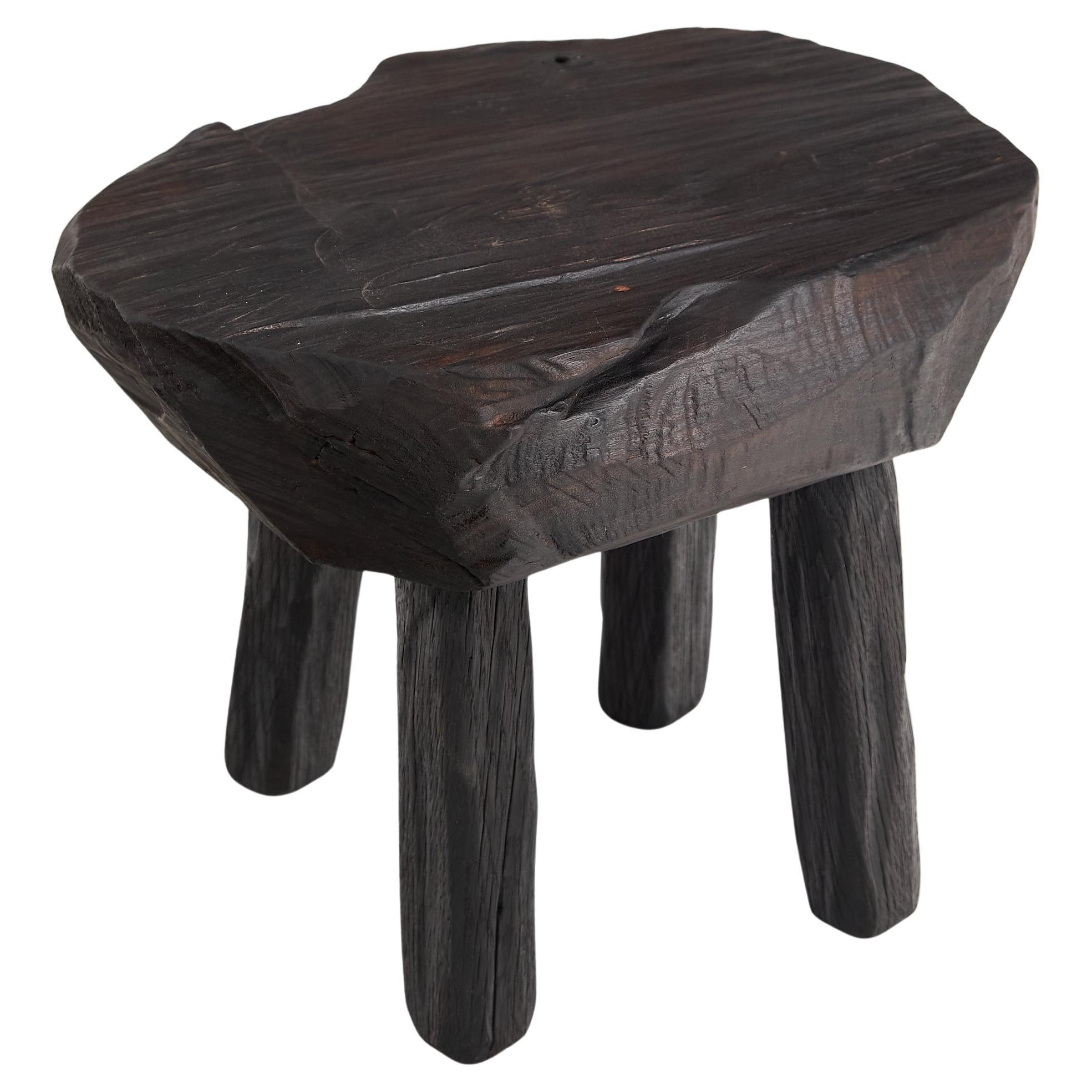 Mesa Auxiliar Escultórica Rústica, Taburete, Madera Negra Quemada, Única, Muebles de Madera