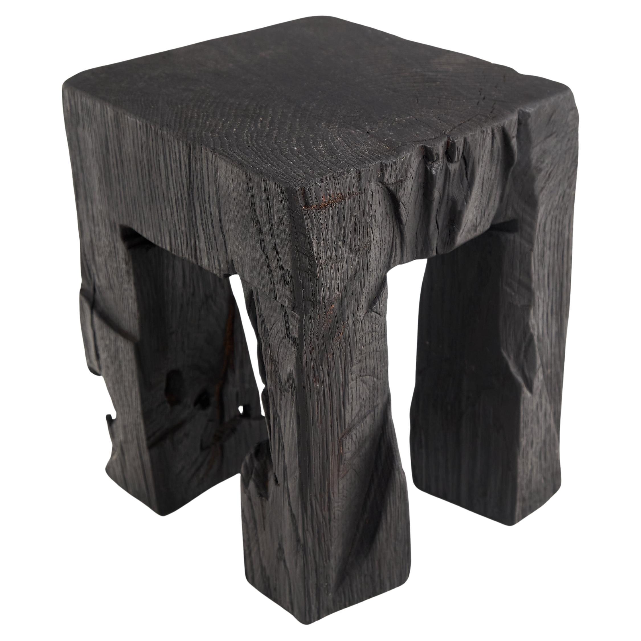 Mesa Auxiliar Escultórica Rústica, Taburete, Madera de Roble Negro Quemado, Única, Muebles de Madera