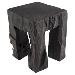 Mesa Auxiliar Escultórica Rústica, Taburete, Madera de Roble Negro Quemado, Única, Muebles de Madera
