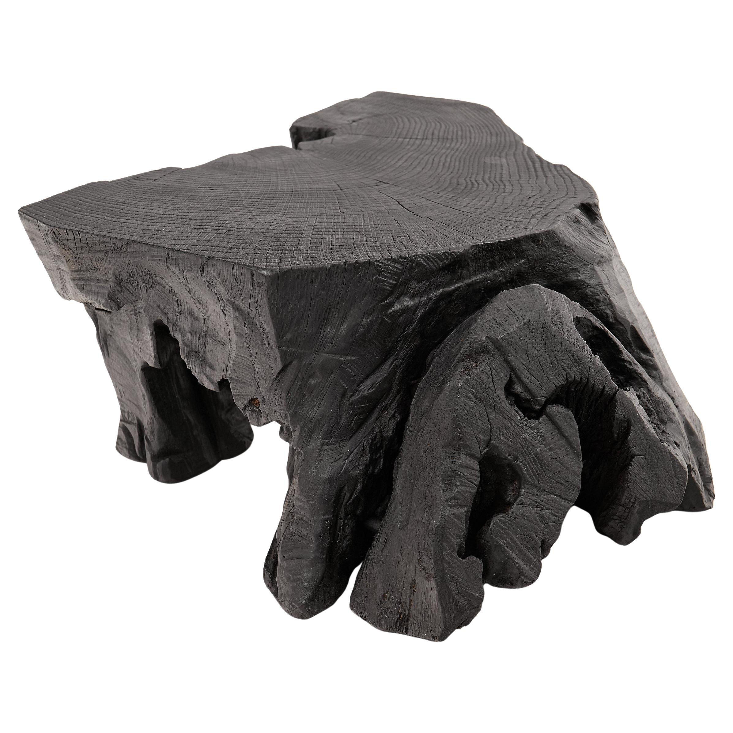 Mesa Auxiliar Escultórica Rústica, Taburete, Madera de Roble Negro Quemado, Única, Muebles de Madera en venta