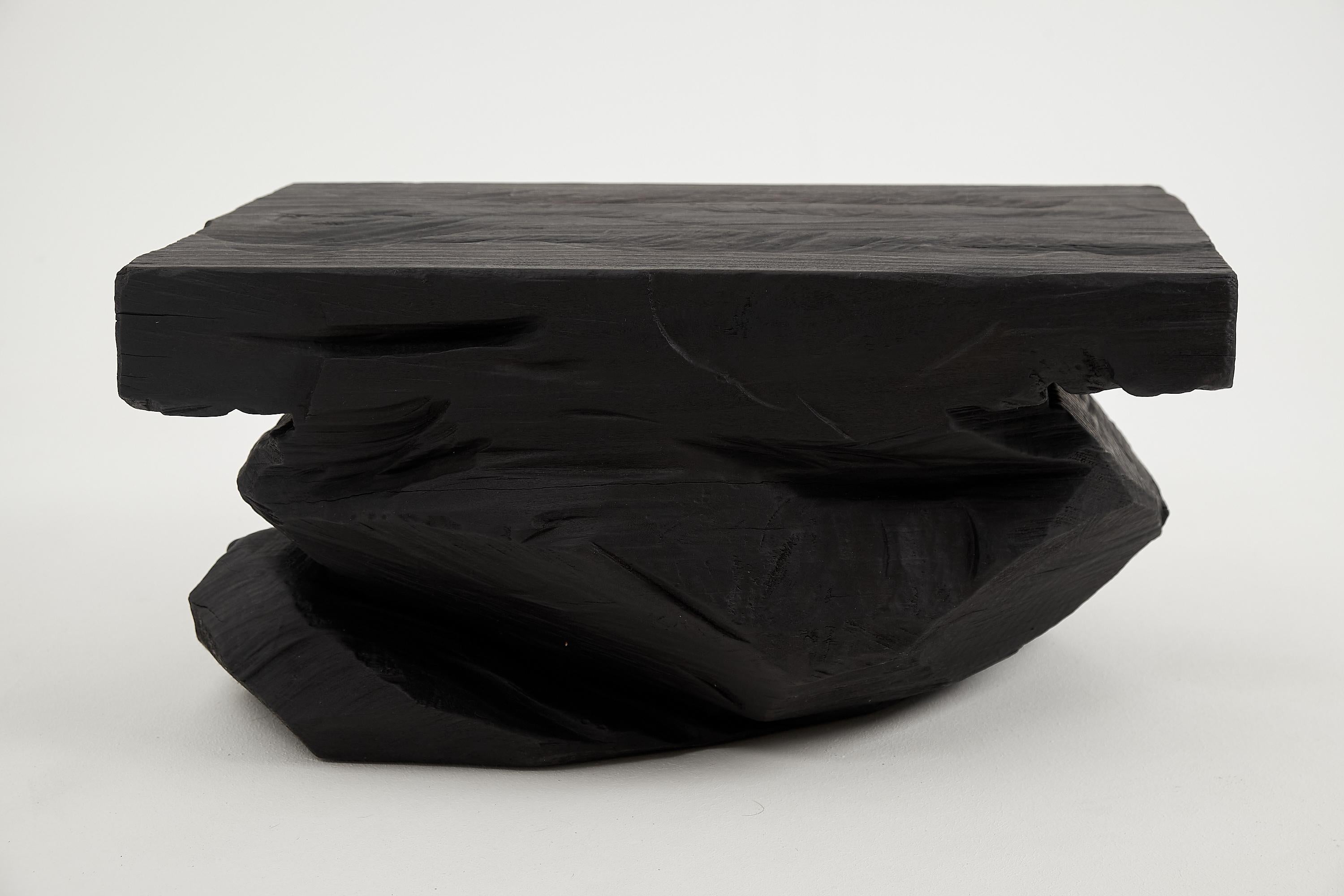 Mesa auxiliar escultórica rústica, Taburete, Madera negra quemada, tallada, Única, Mueble de tronco en venta 3