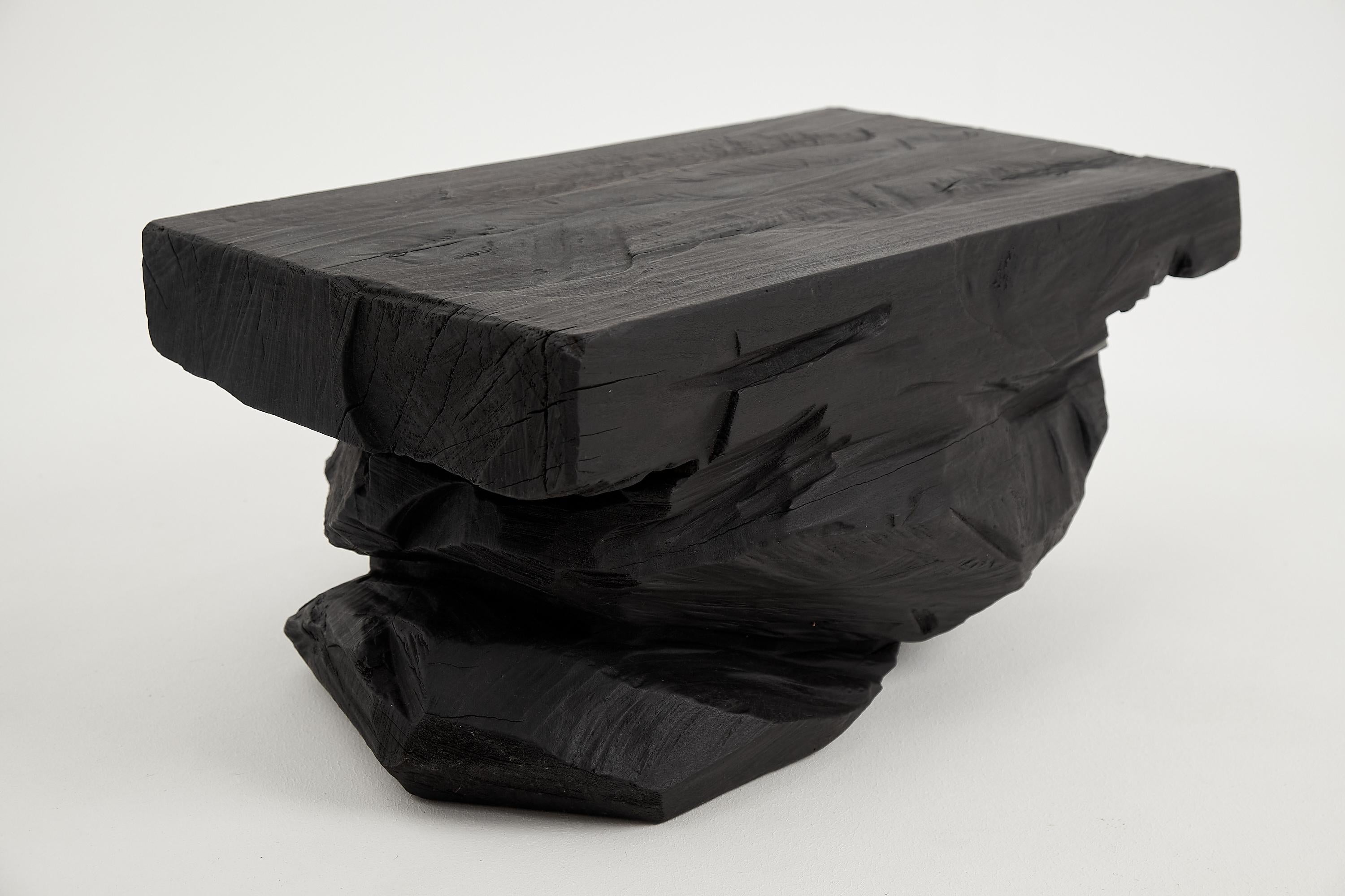 Mesa auxiliar escultórica rústica, Taburete, Madera negra quemada, tallada, Única, Mueble de tronco en venta 4