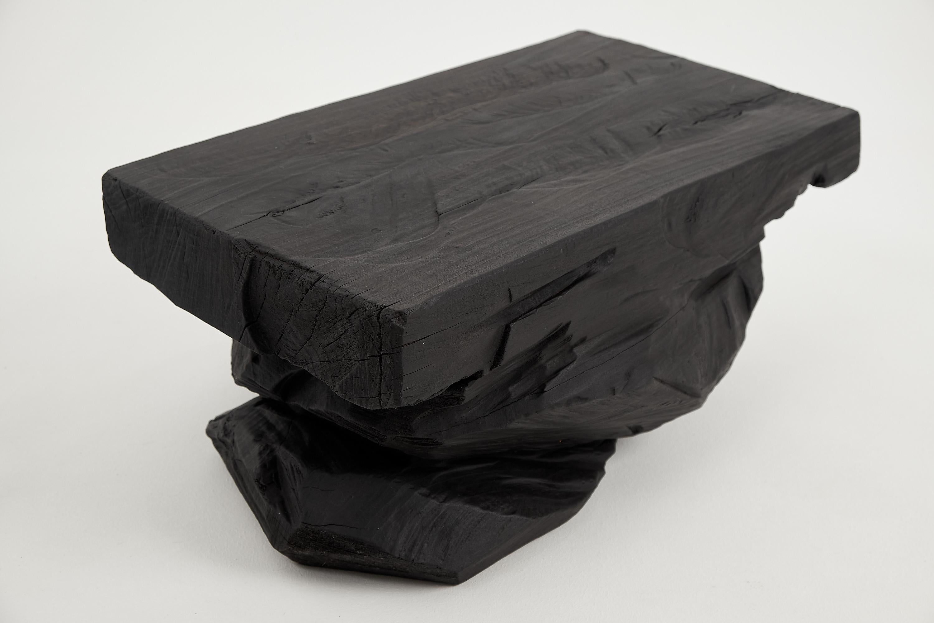 Mesa auxiliar escultórica rústica, Taburete, Madera negra quemada, tallada, Única, Mueble de tronco en venta 5