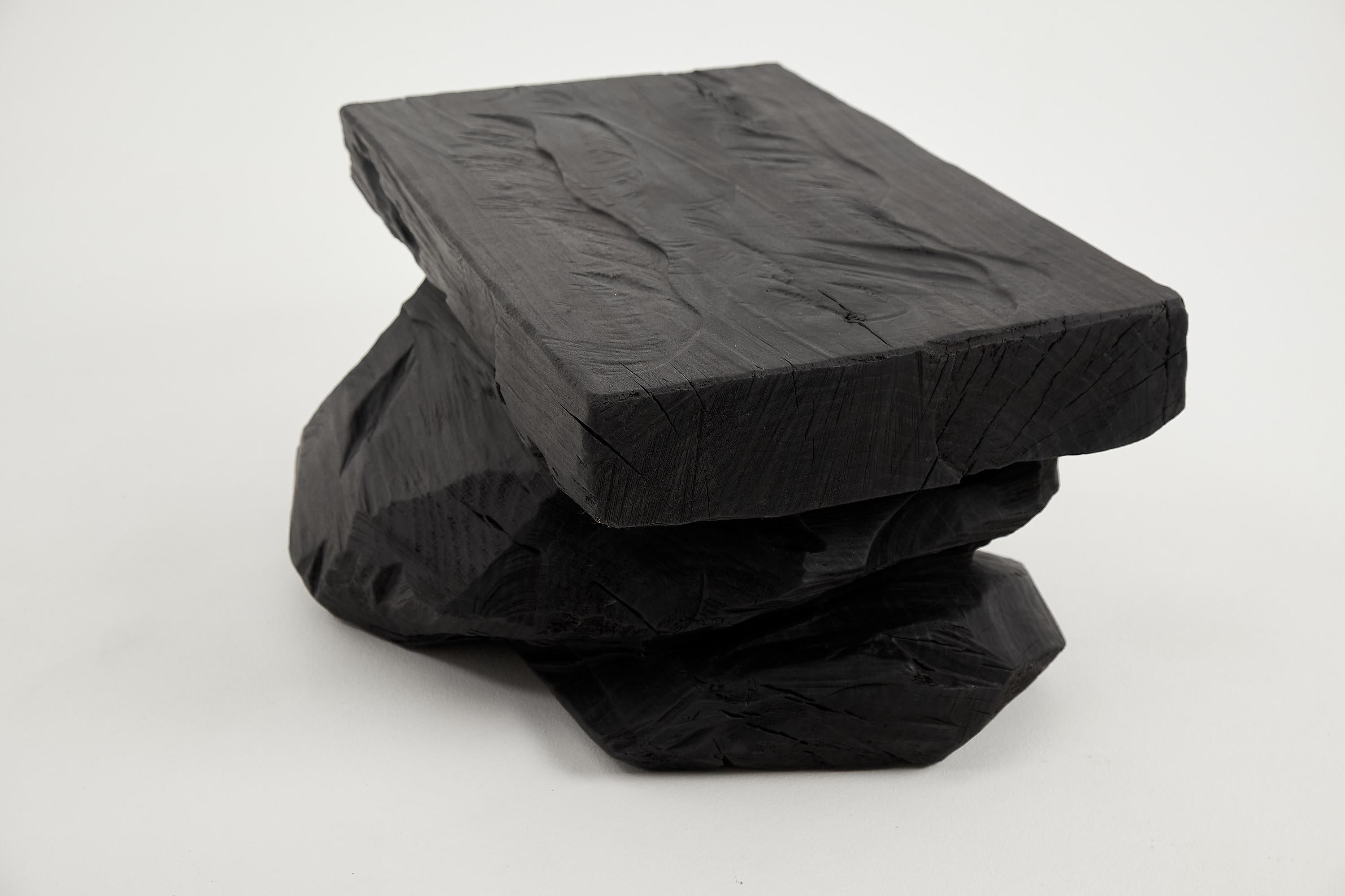 Mesa auxiliar escultórica rústica, Taburete, Madera negra quemada, tallada, Única, Mueble de tronco en venta 6