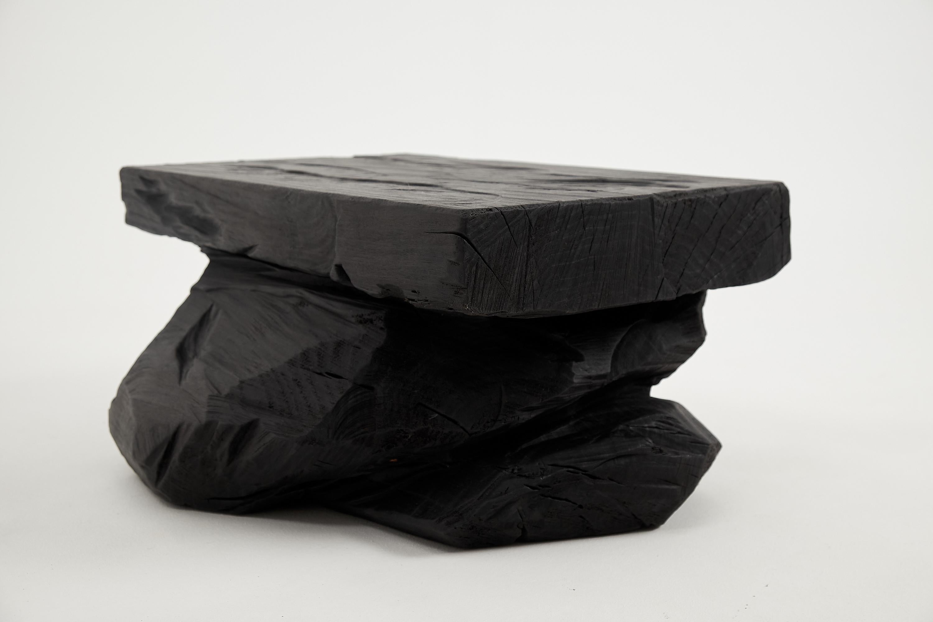 Mesa auxiliar escultórica rústica, Taburete, Madera negra quemada, tallada, Única, Mueble de tronco en venta 7