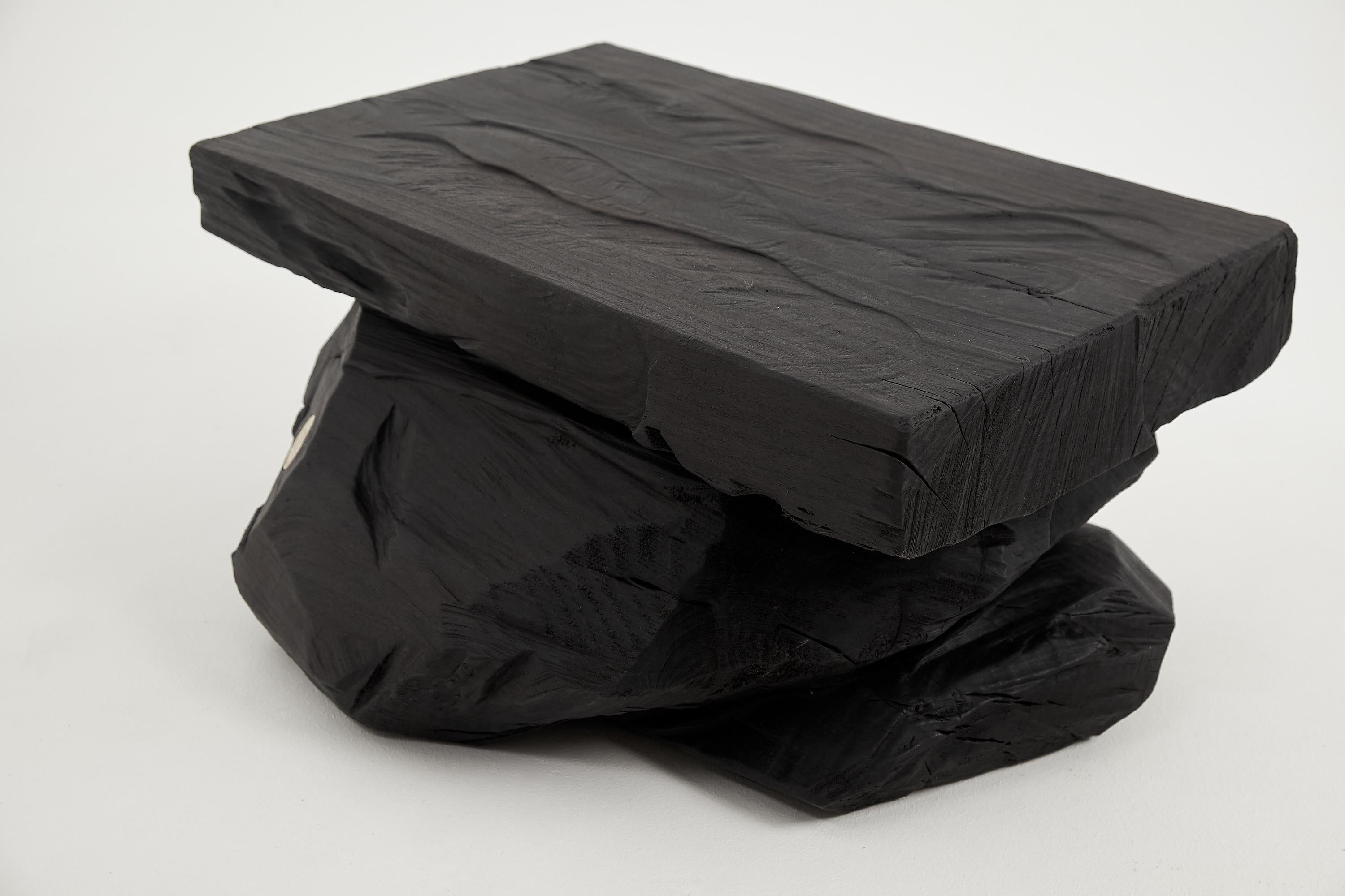 Mesa auxiliar escultórica rústica, Taburete, Madera negra quemada, tallada, Única, Mueble de tronco en venta 8