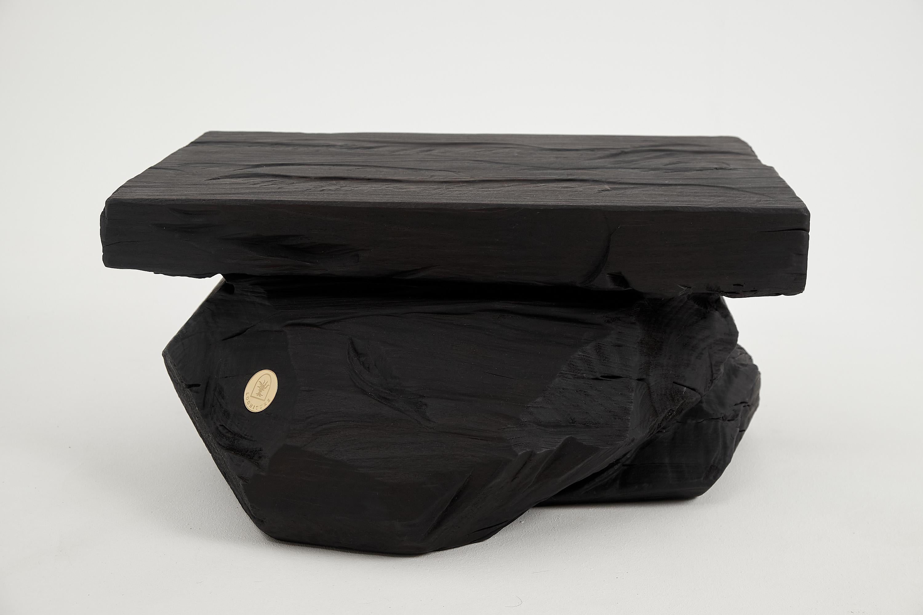 Mesa/taburete auxiliar tallado con motosierra. Tallados en una sola pieza de madera quemada y protegidos con aceites de la máxima calidad, lo que garantiza su durabilidad durante generaciones. Este diseño único hecho a mano realzará su interior y