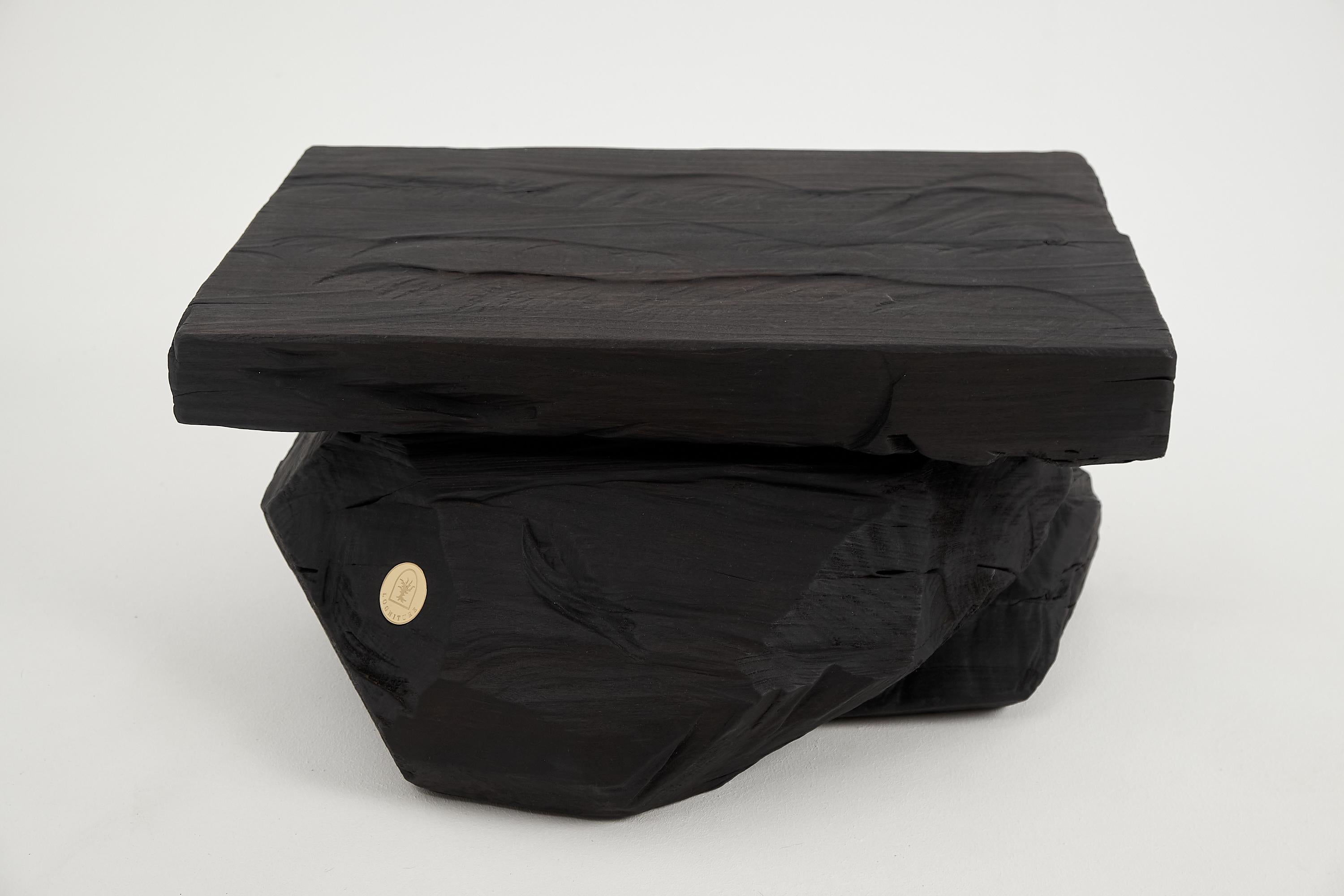 Mesa auxiliar escultórica rústica, Taburete, Madera negra quemada, tallada, Única, Mueble de tronco Brutalista en venta