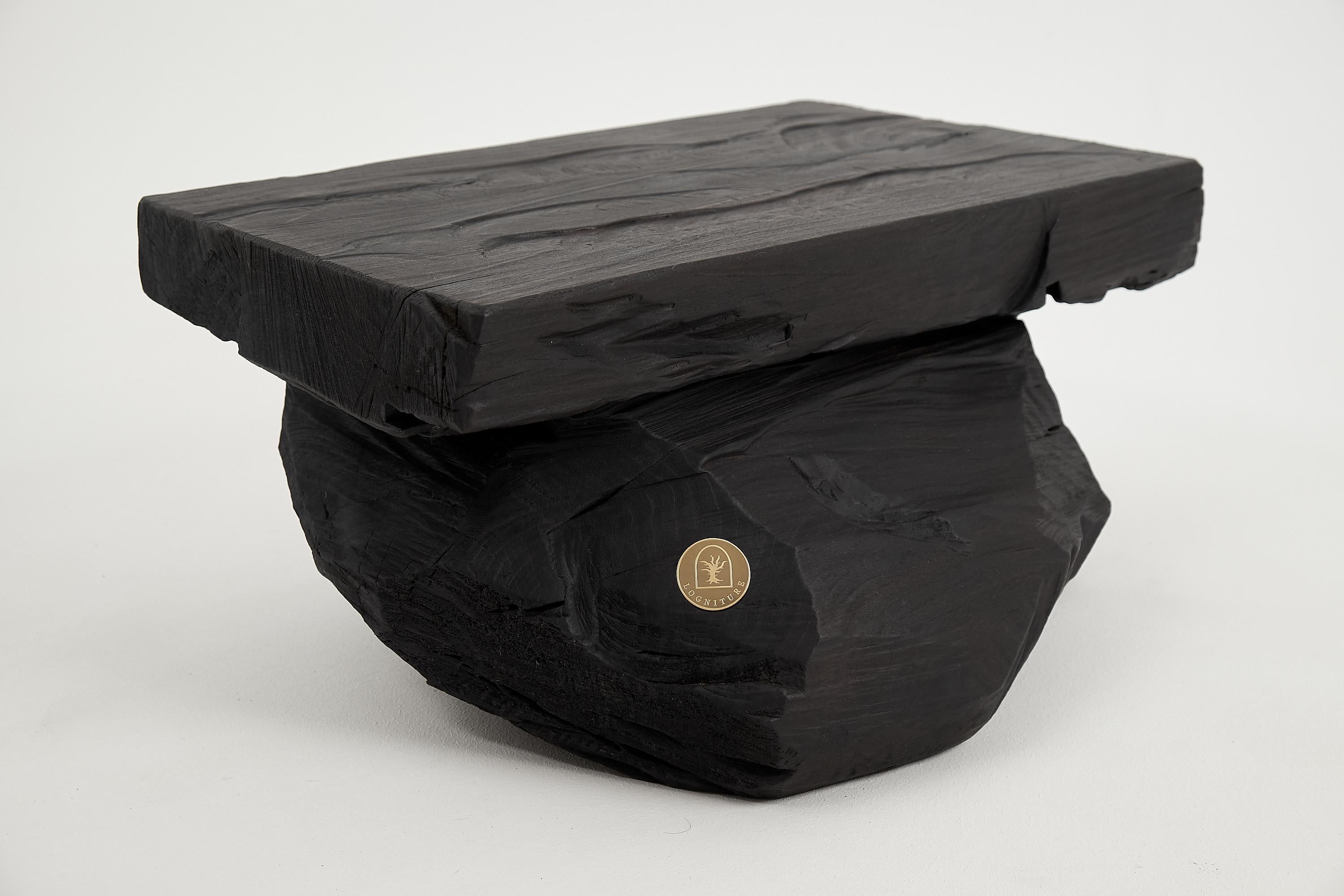 Mesa auxiliar escultórica rústica, Taburete, Madera negra quemada, tallada, Única, Mueble de tronco Croata en venta