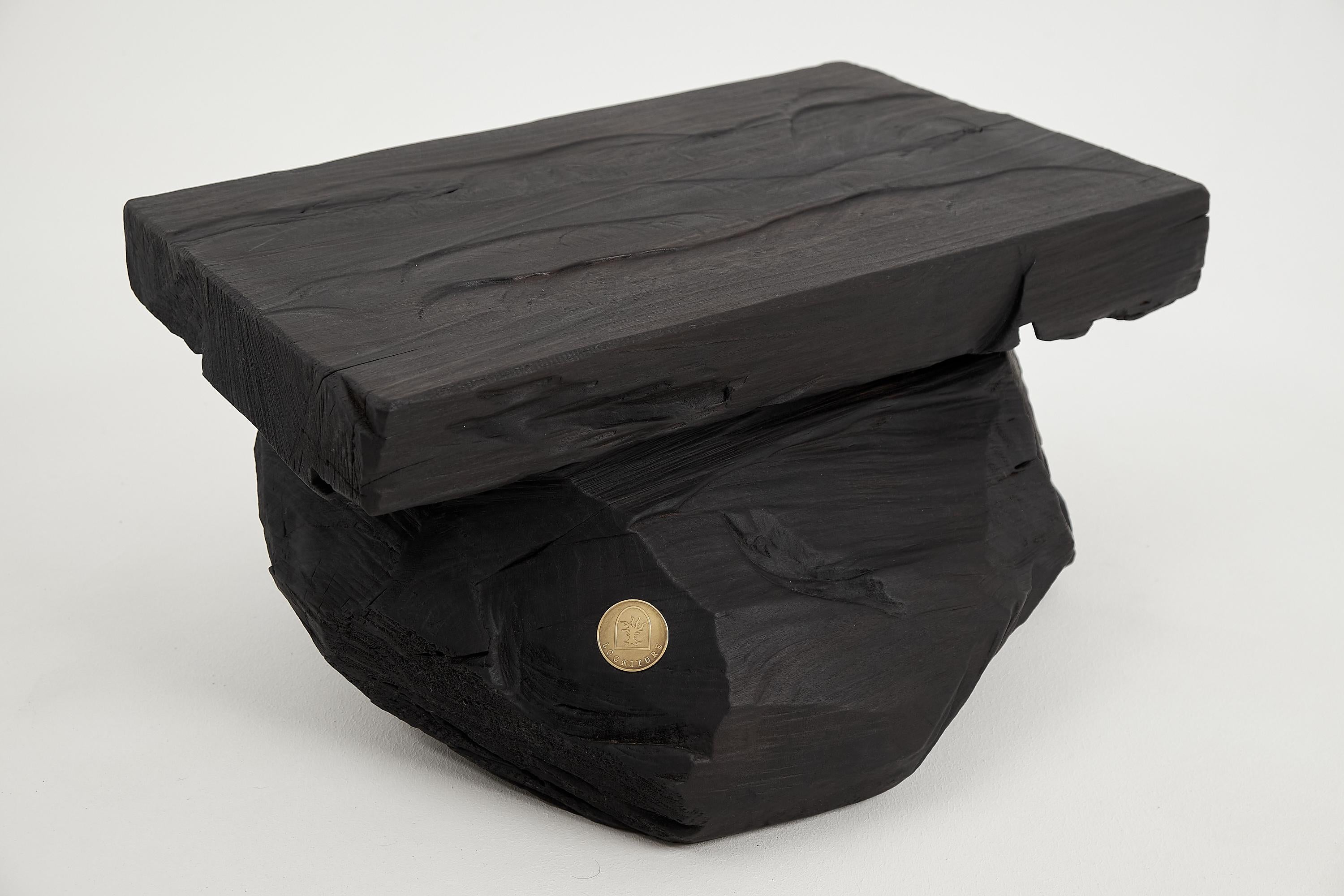 Mesa auxiliar escultórica rústica, Taburete, Madera negra quemada, tallada, Única, Mueble de tronco Tallado en venta