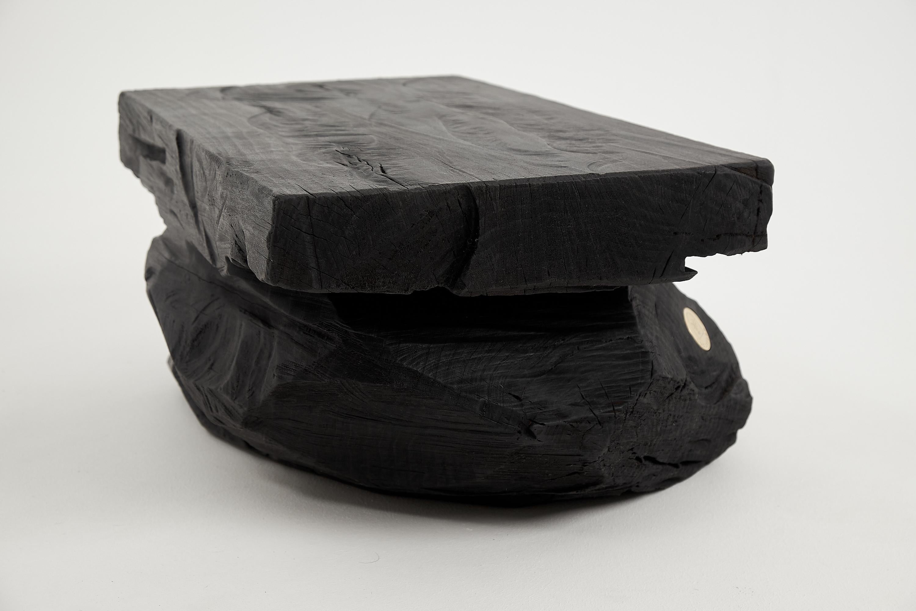 Mesa auxiliar escultórica rústica, Taburete, Madera negra quemada, tallada, Única, Mueble de tronco Siglo XXI y contemporáneo en venta