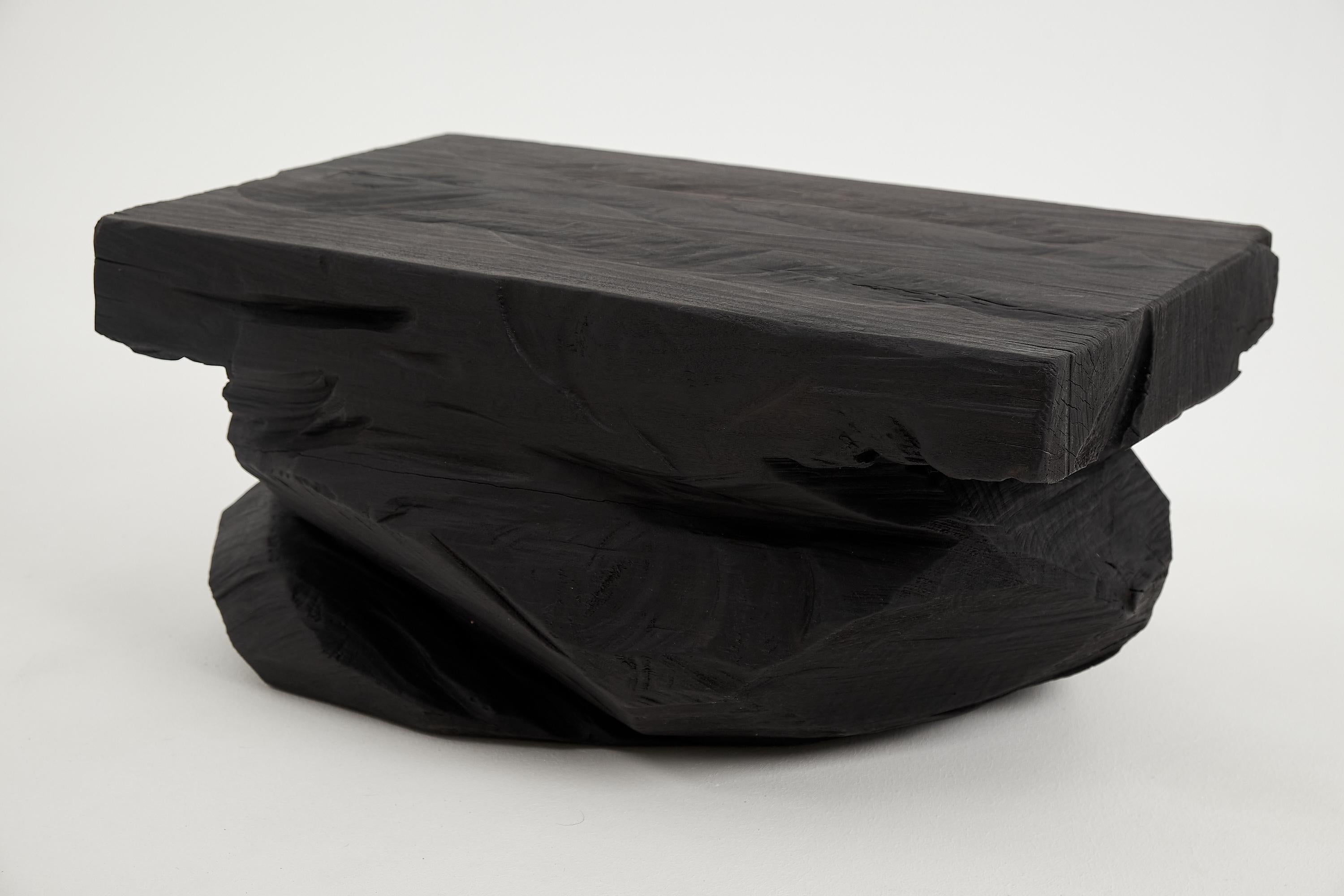 Mesa auxiliar escultórica rústica, Taburete, Madera negra quemada, tallada, Única, Mueble de tronco en venta 1