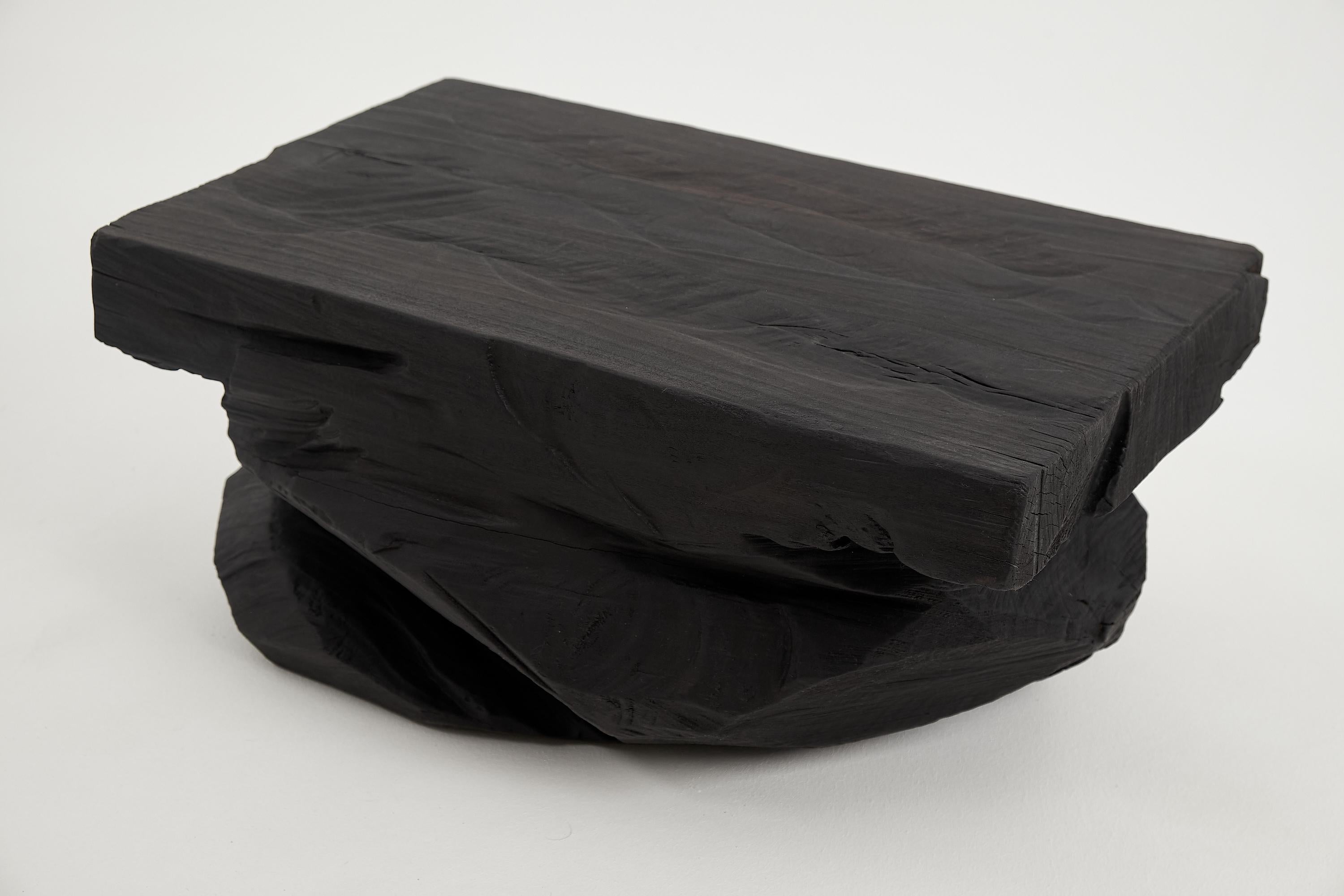 Mesa auxiliar escultórica rústica, Taburete, Madera negra quemada, tallada, Única, Mueble de tronco en venta 2