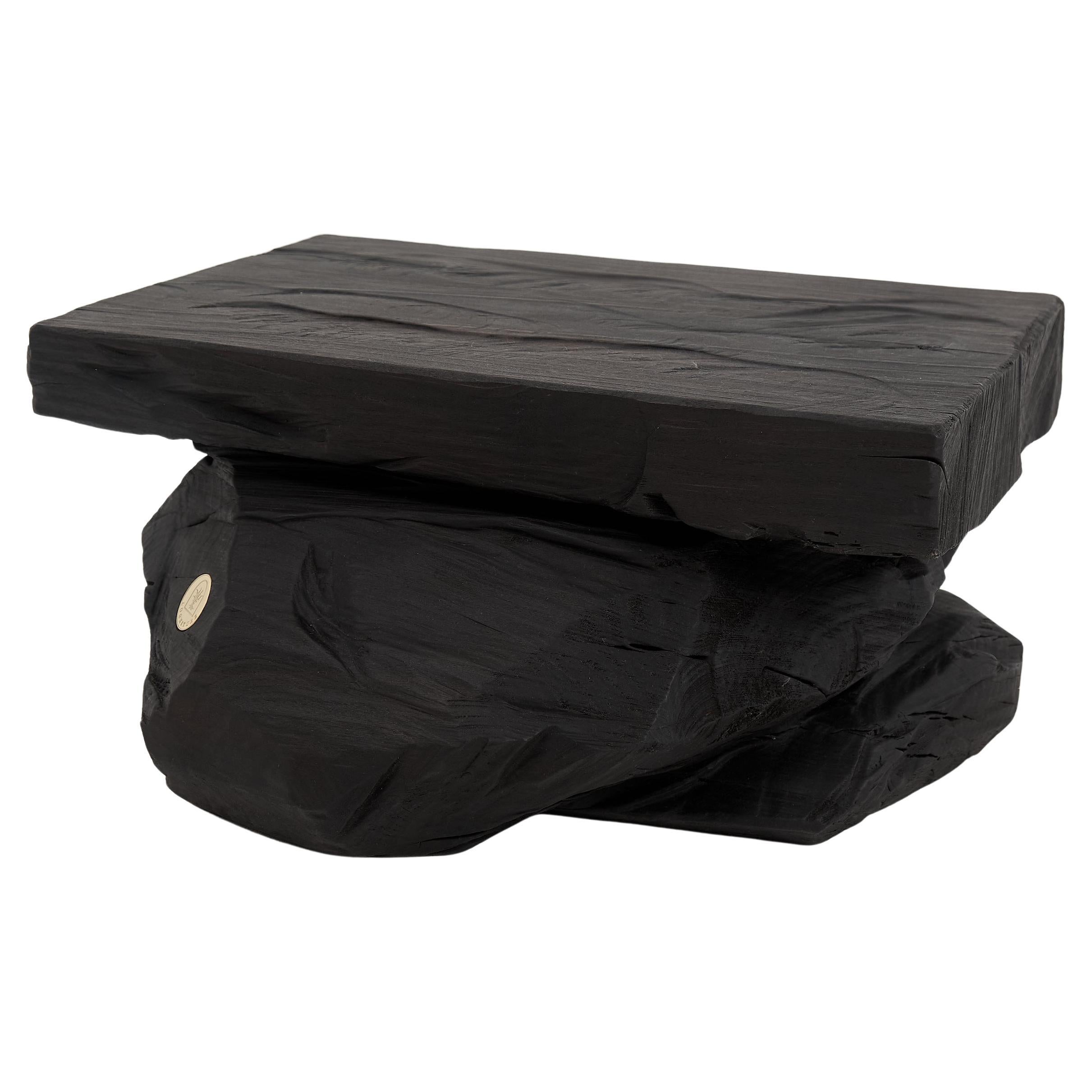 Mesa auxiliar escultórica rústica, Taburete, Madera negra quemada, tallada, Única, Mueble de tronco