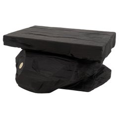 Mesa auxiliar escultórica rústica, Taburete, Madera negra quemada, tallada, Única, Mueble de tronco