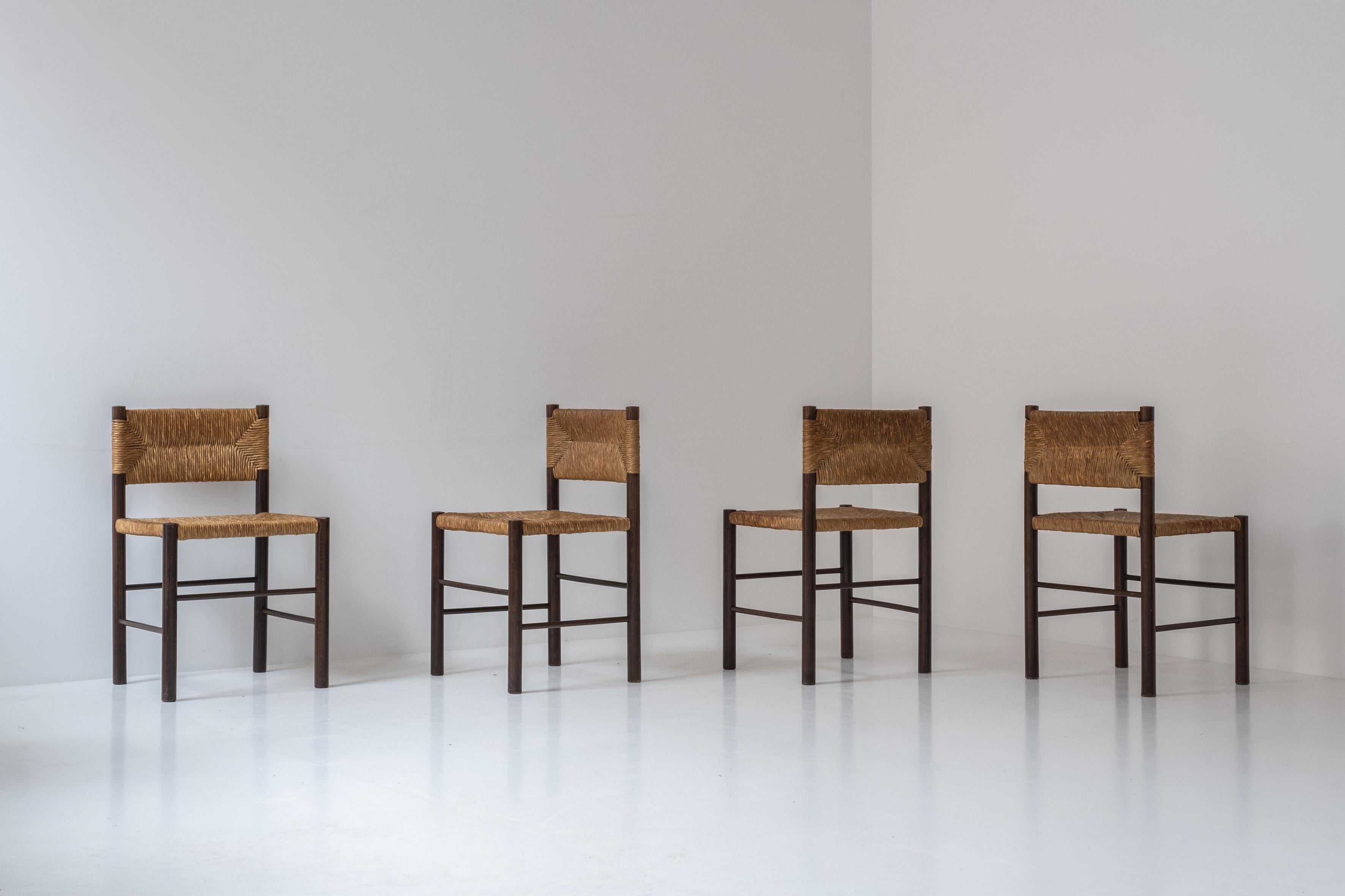 Lovely set rustic dining chairs from the 1960’s. These chairs features a dark stained oak frame, consisting of straight, thick legs that are connected to each other with slim horizontal slats. The seats are made out of straw. In the manner of