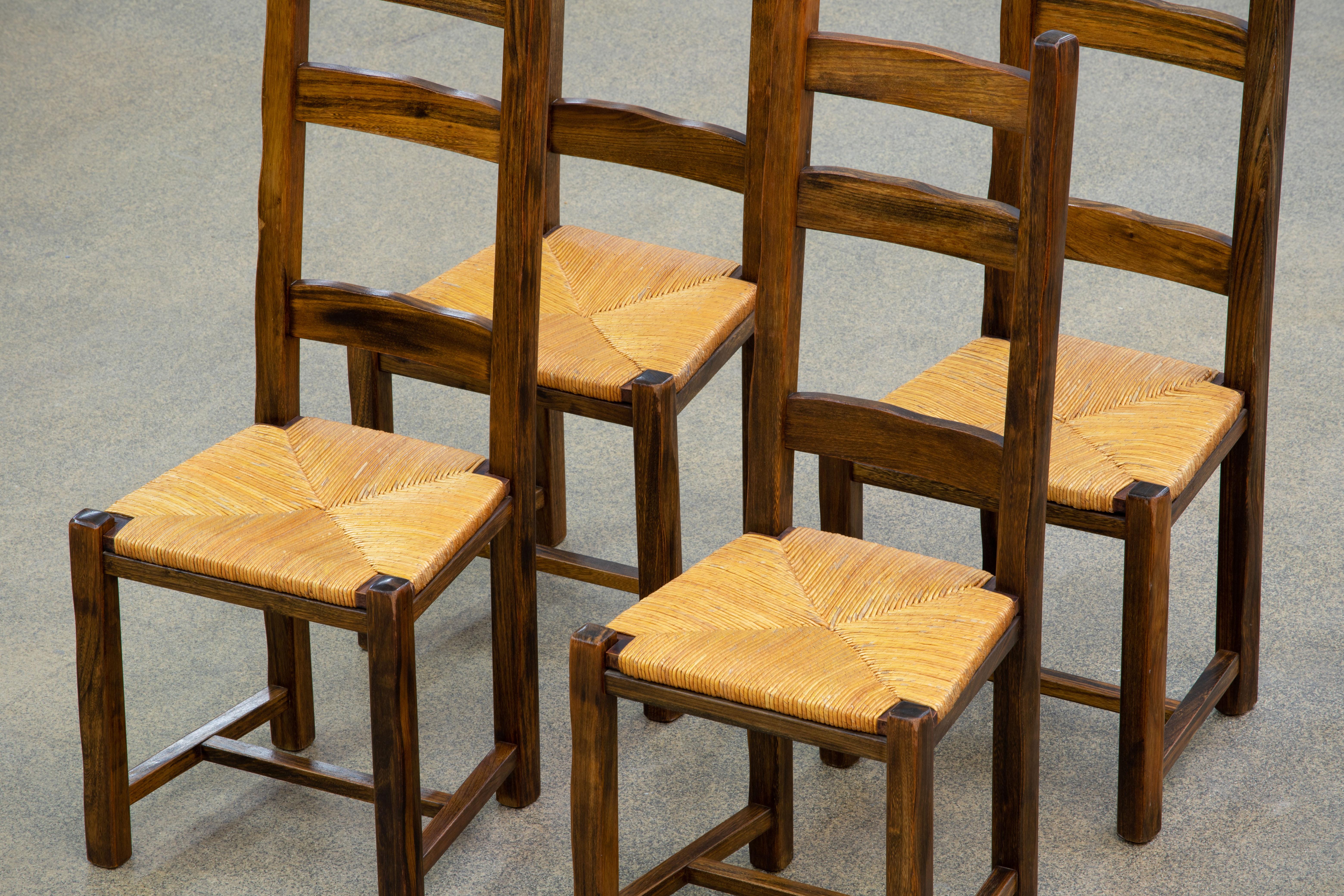 Rustic Set of 4 Chairs, Solid Elm, by Olavi Hanninen In Good Condition For Sale In Wiesbaden, DE