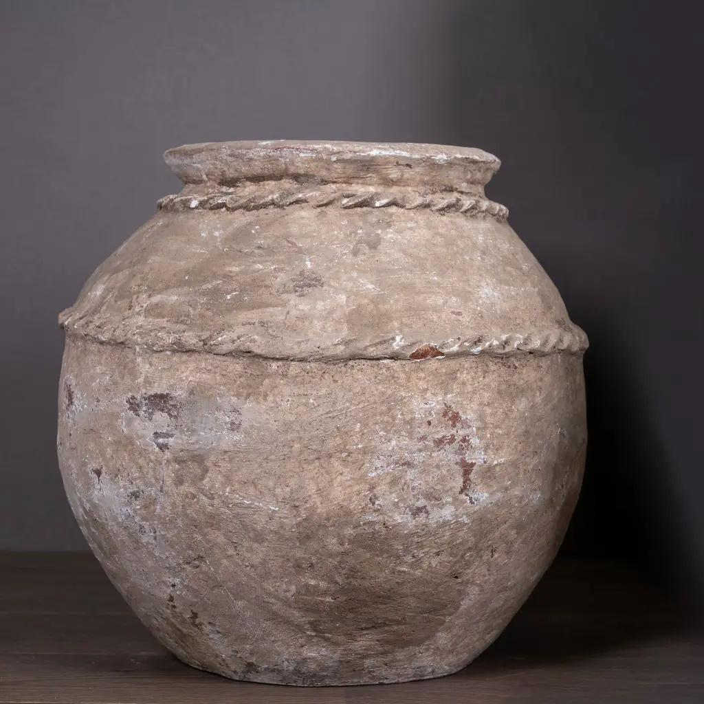 Cet ensemble de 4 jarres à eau rustiques en terre cuite date du 20e siècle et provient de Java. Chaque pot présente une patine beige unique, acquise naturellement au fil du temps, qui souligne son authenticité et son charme d'antan. Ces jarres