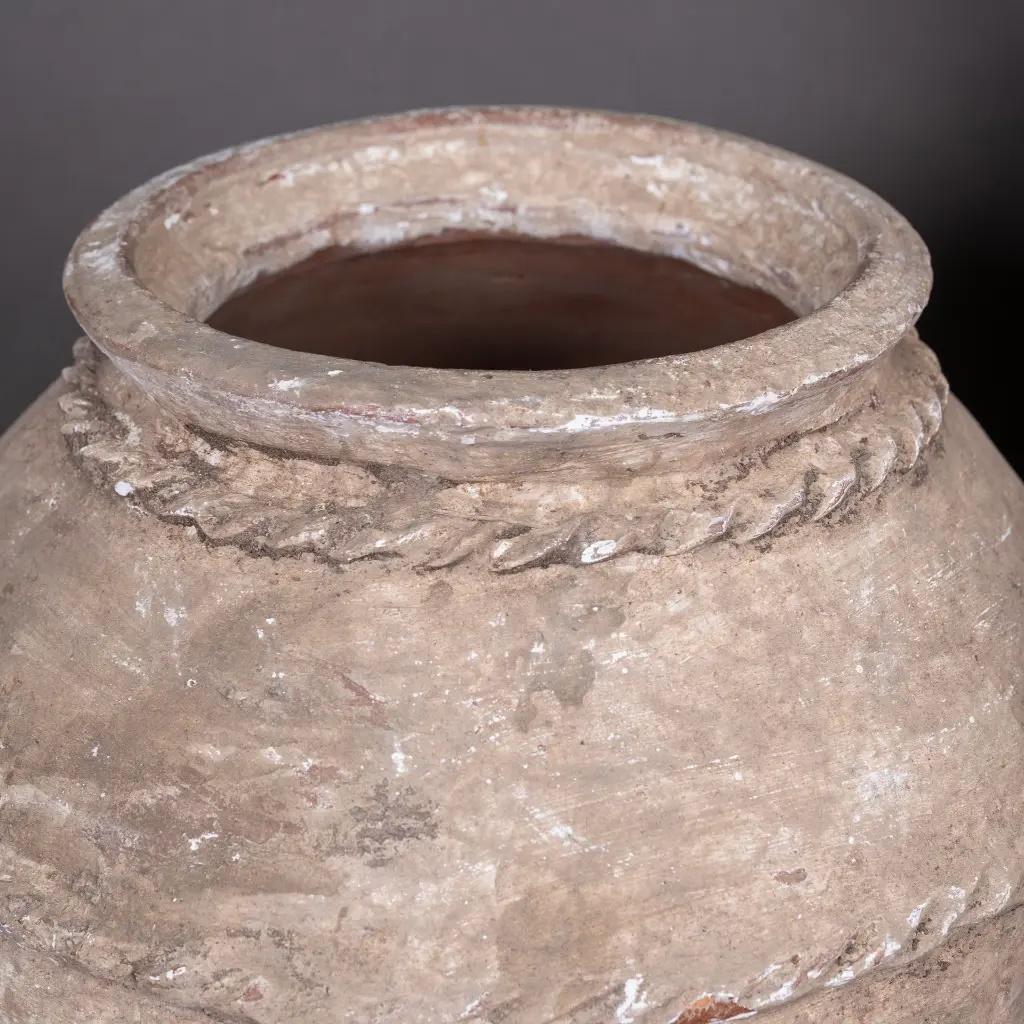 Moderne Ensemble rustique de jarres à eau en terre cuite à patine beige, 20e siècle. en vente