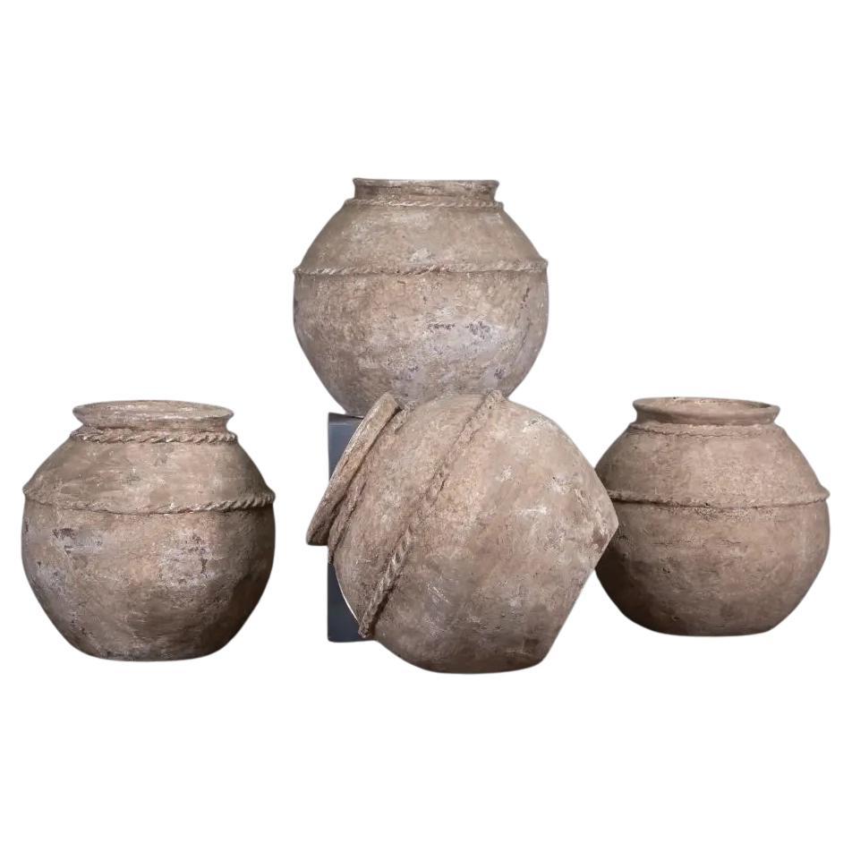 Ensemble rustique de jarres à eau en terre cuite à patine beige, 20e siècle. en vente