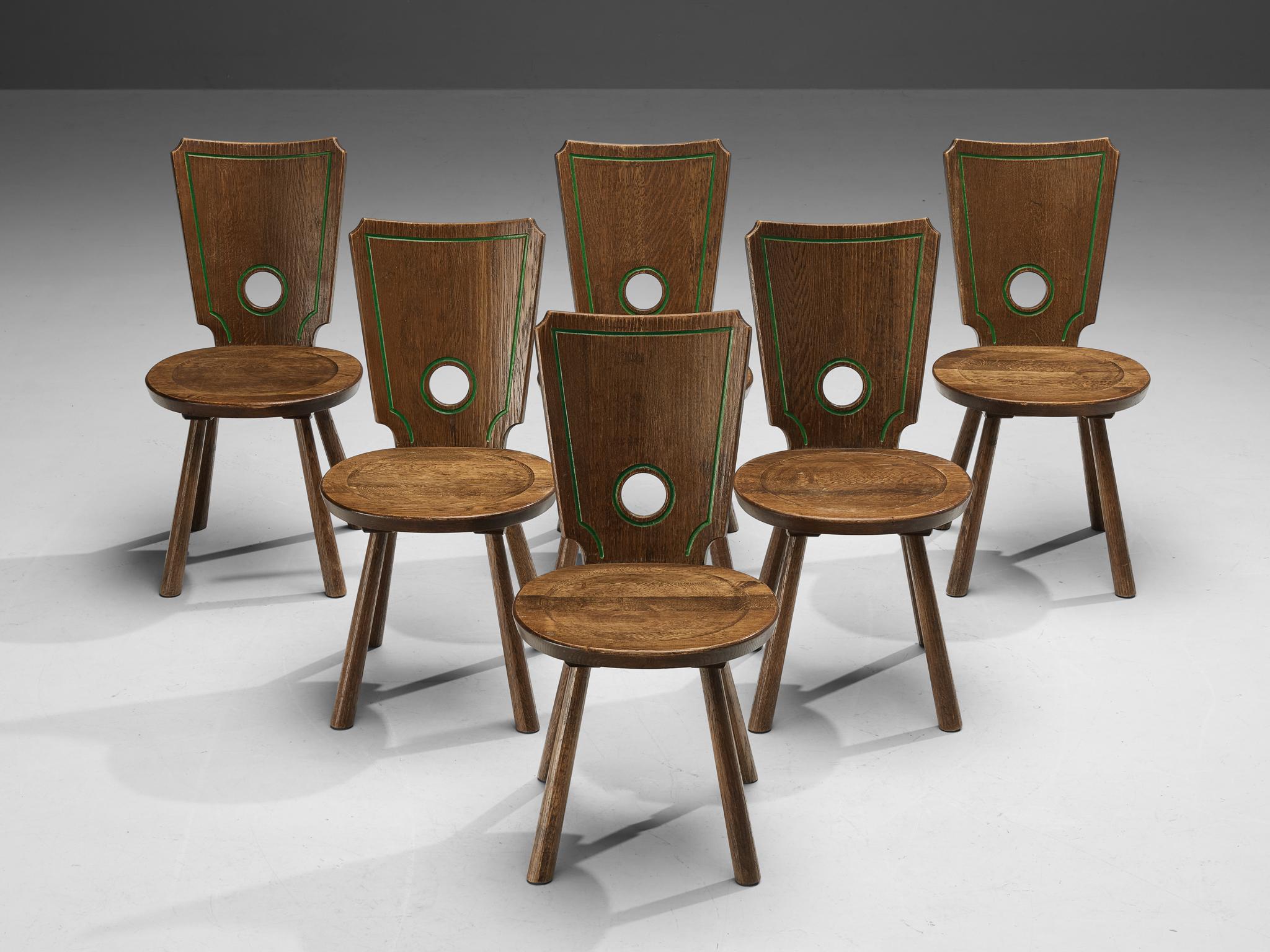 Ensemble de six chaises de salle à manger, chêne teinté, laiton, métal, France, années 1960

Ensemble caractéristique de six chaises de salle à manger françaises. Modérément décoré, l'espace arrondi du dossier joue un rôle visuel important en