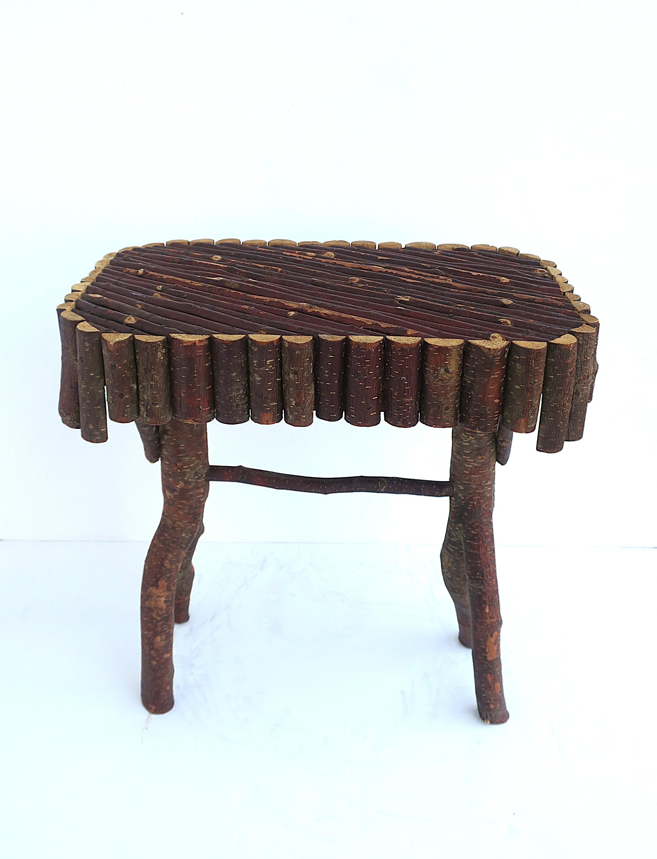 Table d'appoint ou de chevet en bois, fabriquée à la main, de style rustique, vers la fin du 20e siècle. La table est rectangulaire (plateau hexagonal) avec un plateau en branchage tout en bois placé en angle, un tablier en demi-bois autour de