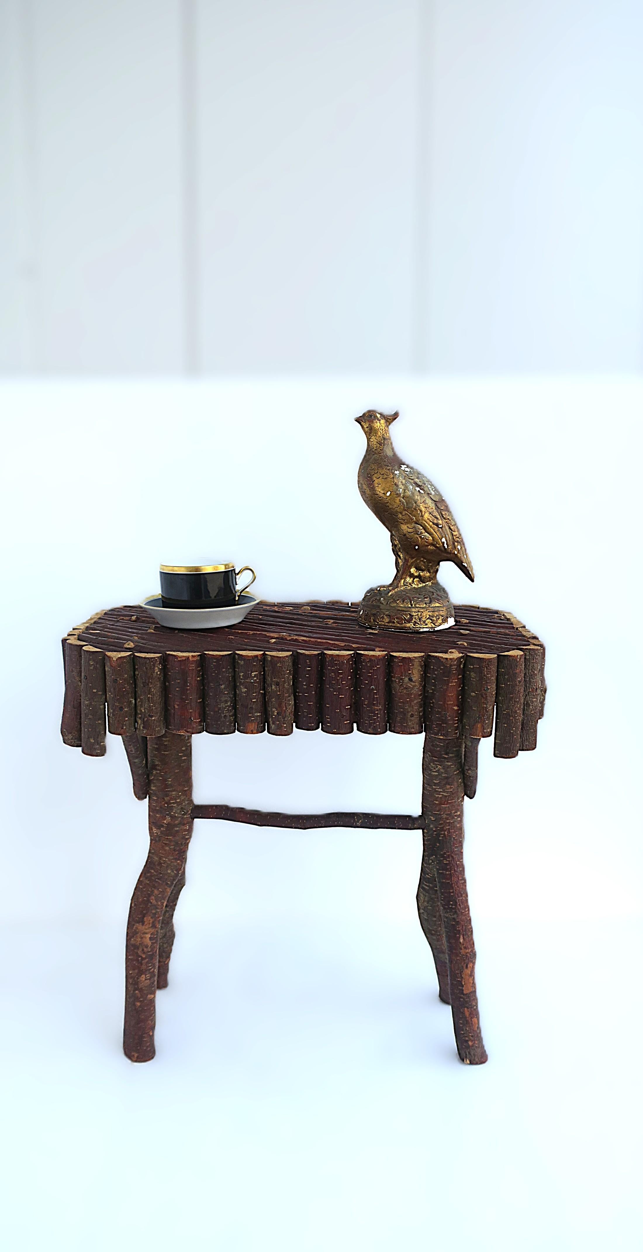Sculpté à la main Table d'appoint rustique en vente