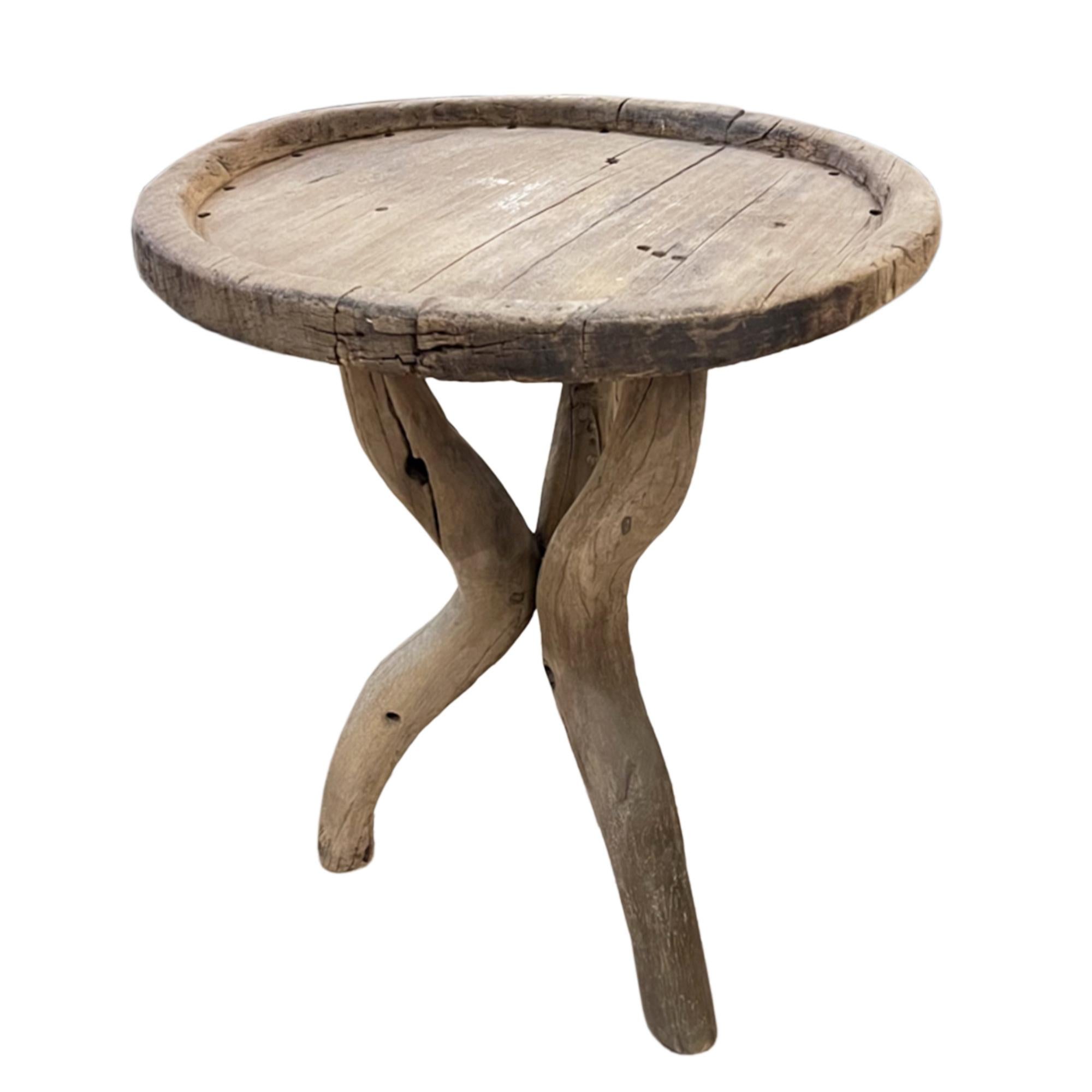 Rustique Table d'appoint rustique avec pieds en bois flotté en vente