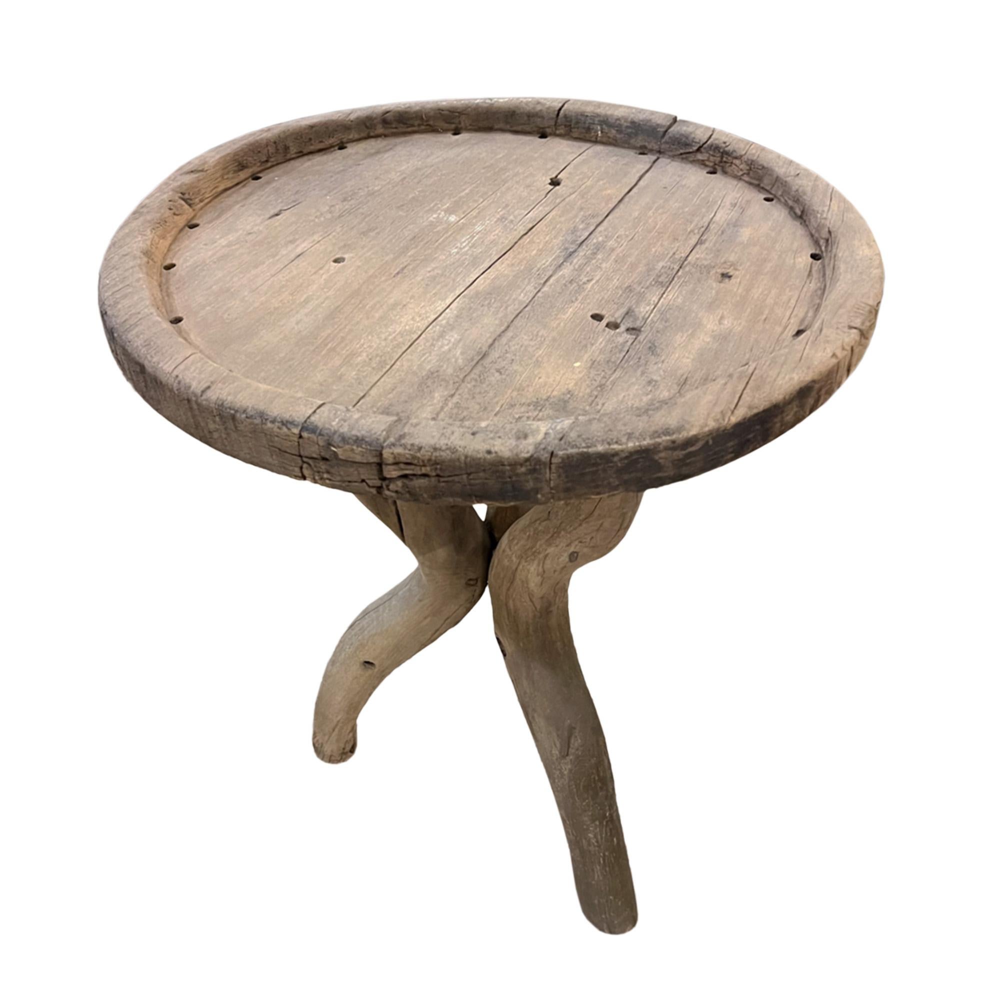 Fait main Table d'appoint rustique avec pieds en bois flotté en vente
