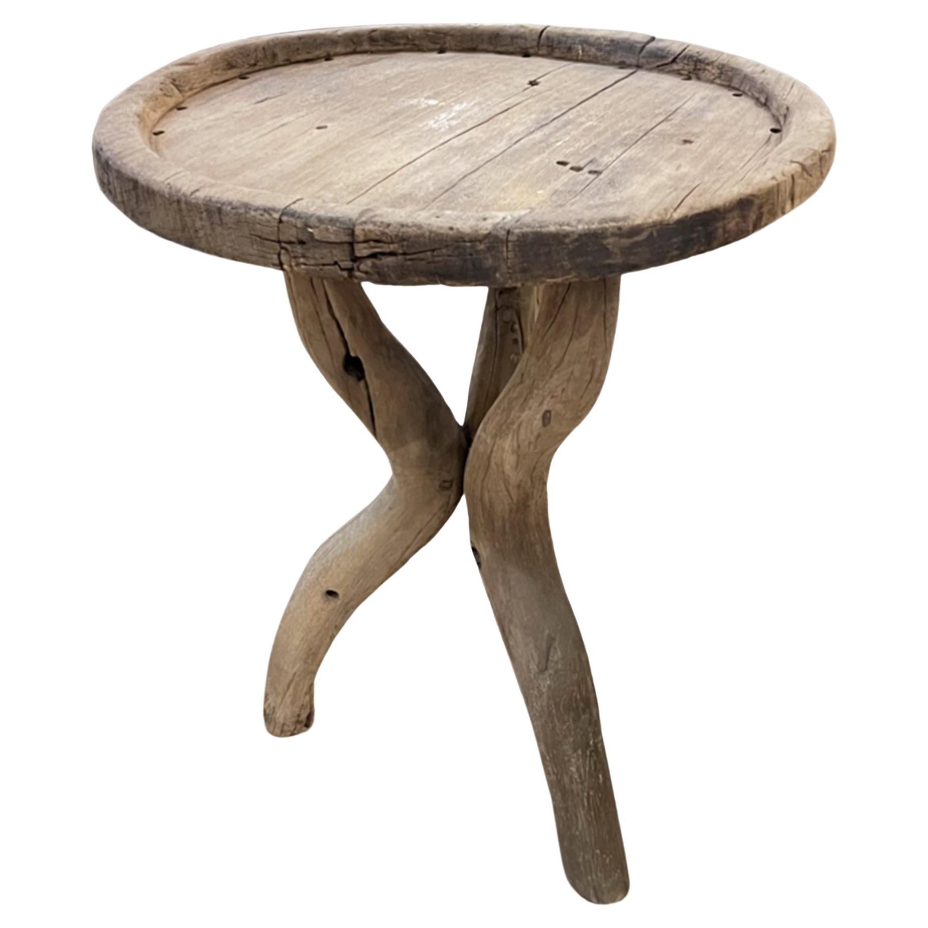 Table d'appoint rustique avec pieds en bois flotté en vente