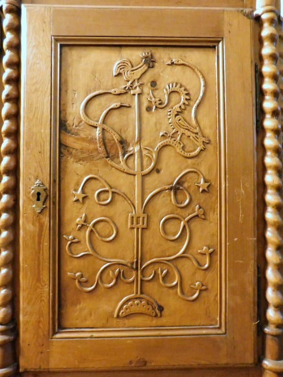 Antique cabinet with double body in larch wood, honey brown, hand carved with rustic  theme (flowers and fauna, with edelweiss) from rustic cabin of 800 in Italy.
Composed of a low part with closed doors and a high part with open sections and